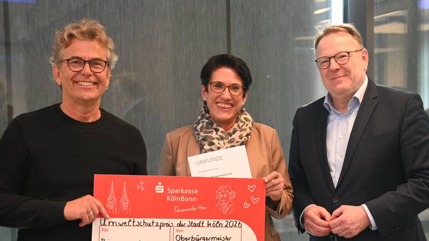 16.10.2026 Köln. Der Umweltschutzpreis der Stadt Köln wird zum 26. Mal verliehen. Oberbürgermeister Burmester zeichnet Preisträgerinnern aus. Preisträger Urbacher Bürgerverein (Jochen Reichel und Simin Fakhim-Haschemi). Foto: Alexander Schwaiger