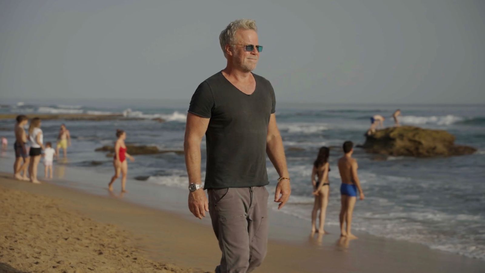 Jenke von Wilmsdorff erforscht, ob ausgewanderte Deutsche im Ausland glücklicher sind, unter anderem an der Algarve in Portugal. (Bild: Joyn / ProSieben)