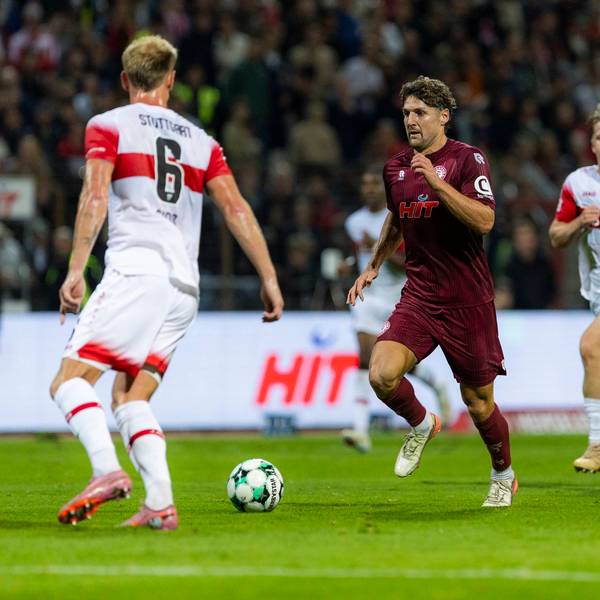 Enzo Wirtz führt den Ball zwischen zwei Stuttgartern.