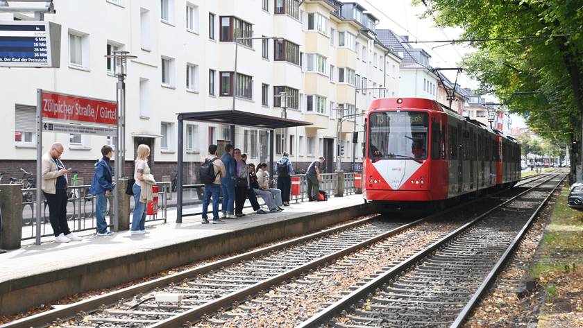 25.08.2026 Köln. Charakteristische Aufnahmen von Stadtbahnen der Kölner Verkehrsbetriebe (KVB) auf ihren jeweiligen Strecken. Linie 13 auf dem Sülzgürtel. Foto: Alexander Schwaiger