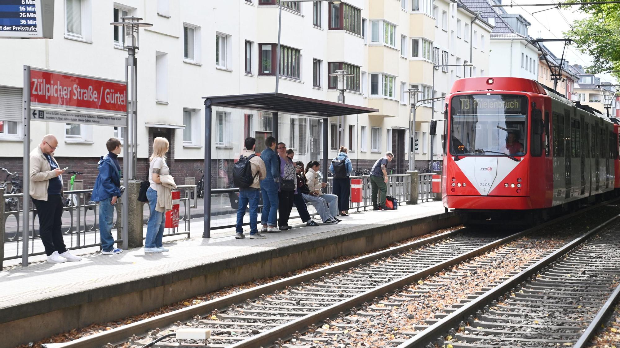 25.08.2026 Köln. Charakteristische Aufnahmen von Stadtbahnen der Kölner Verkehrsbetriebe (KVB) auf ihren jeweiligen Strecken. Linie 13 auf dem Sülzgürtel. Foto: Alexander Schwaiger