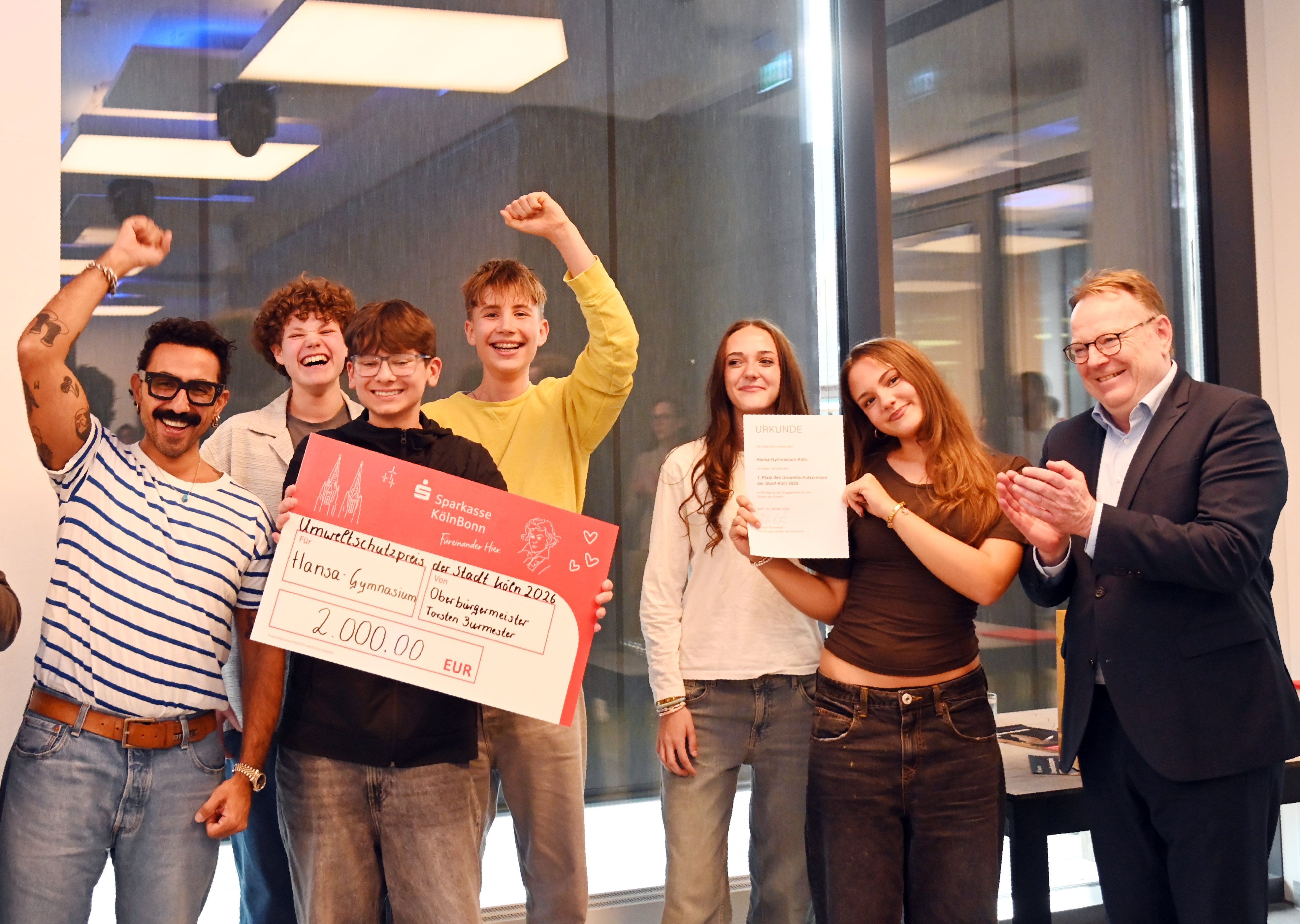 16.10.2026 Köln. Der Umweltschutzpreis der Stadt Köln wird zum 26. Mal verliehen. Oberbürgermeister Burmester zeichnet Preisträgerinnern aus. Preisträger Hansa Gymnasium. Foto: Alexander Schwaiger