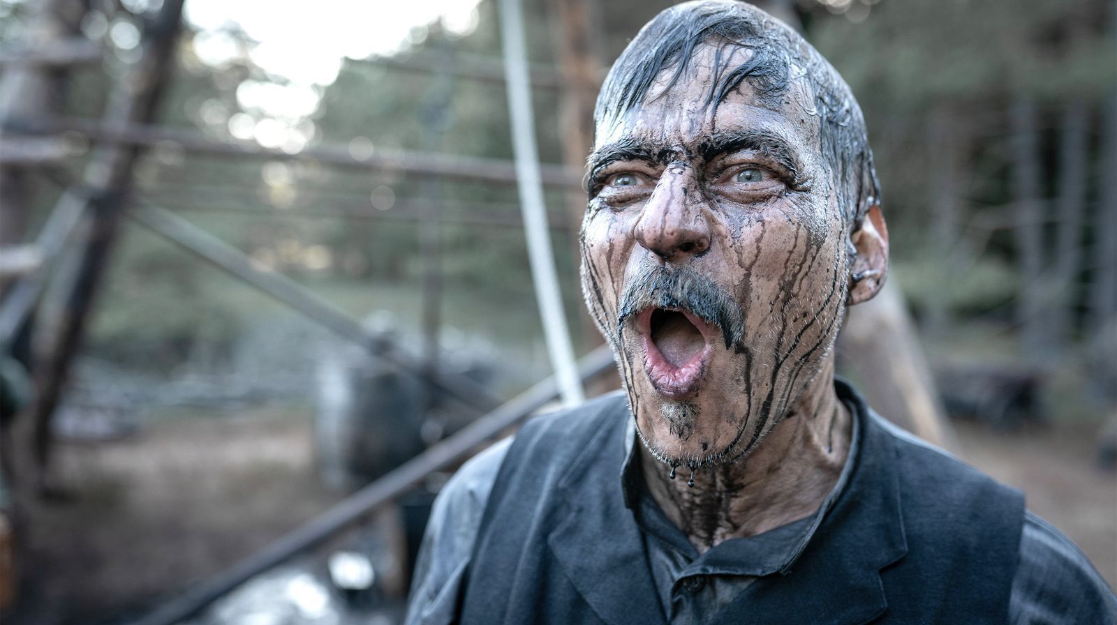Für Wilhelm Pape (Tom Wlaschiha) steht fest: Öl könnte seine nächste große Geldquelle werden. (Bild: Pidax/NDR/Boris Laewen)