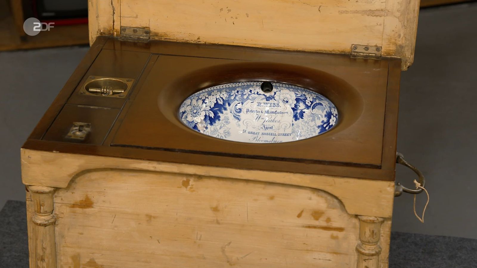 „Diese Toilette ...“, begann Steffi, wurde jedoch direkt von Horst Lichter unterbrochen. „Toilette?“, schaute er sie ungläubig an. „Ja, es ist eine Toilette. Ein WC ist das, ein Wasserklosett“, nickte die Verkäuferin. Sven Deutschmanek und stellte einen Wert von 400 bis 600 Euro in den Raum.  (Bild: ZDF)