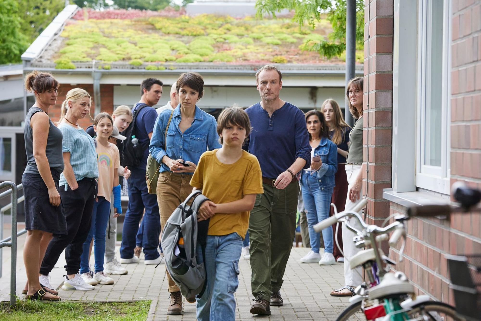 Der zwölfjährige Aaron (Sammy Schrein, vorn) hat in der Schule mal wieder Mist gebaut. Seine Eltern Sophie (Julia Koschitz) und Thies (Mark Waschke) holen ihn ab. (Bild: ZDF/Andrea Kueppers)