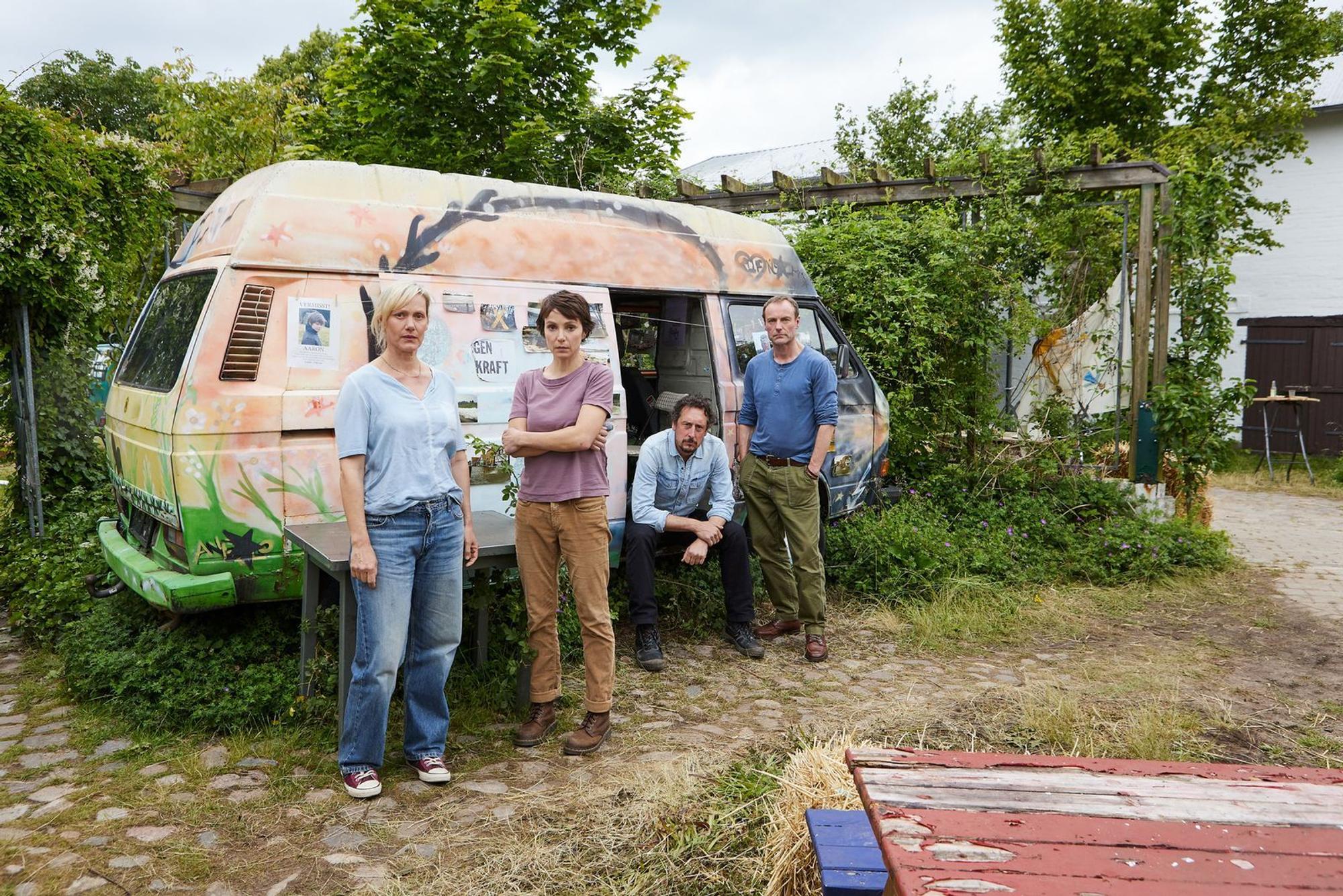 Die Freunde Inga (Anna Schudt, links), Sophie (Julia Koschitz), Bodo (Hans Löw, zweiter von rechts) und Thies (Mark Waschke) leben gemeinsam mit ihren Kindern auf einem Hof im Wendland. (Bild: ZDF/Andrea Kueppers)