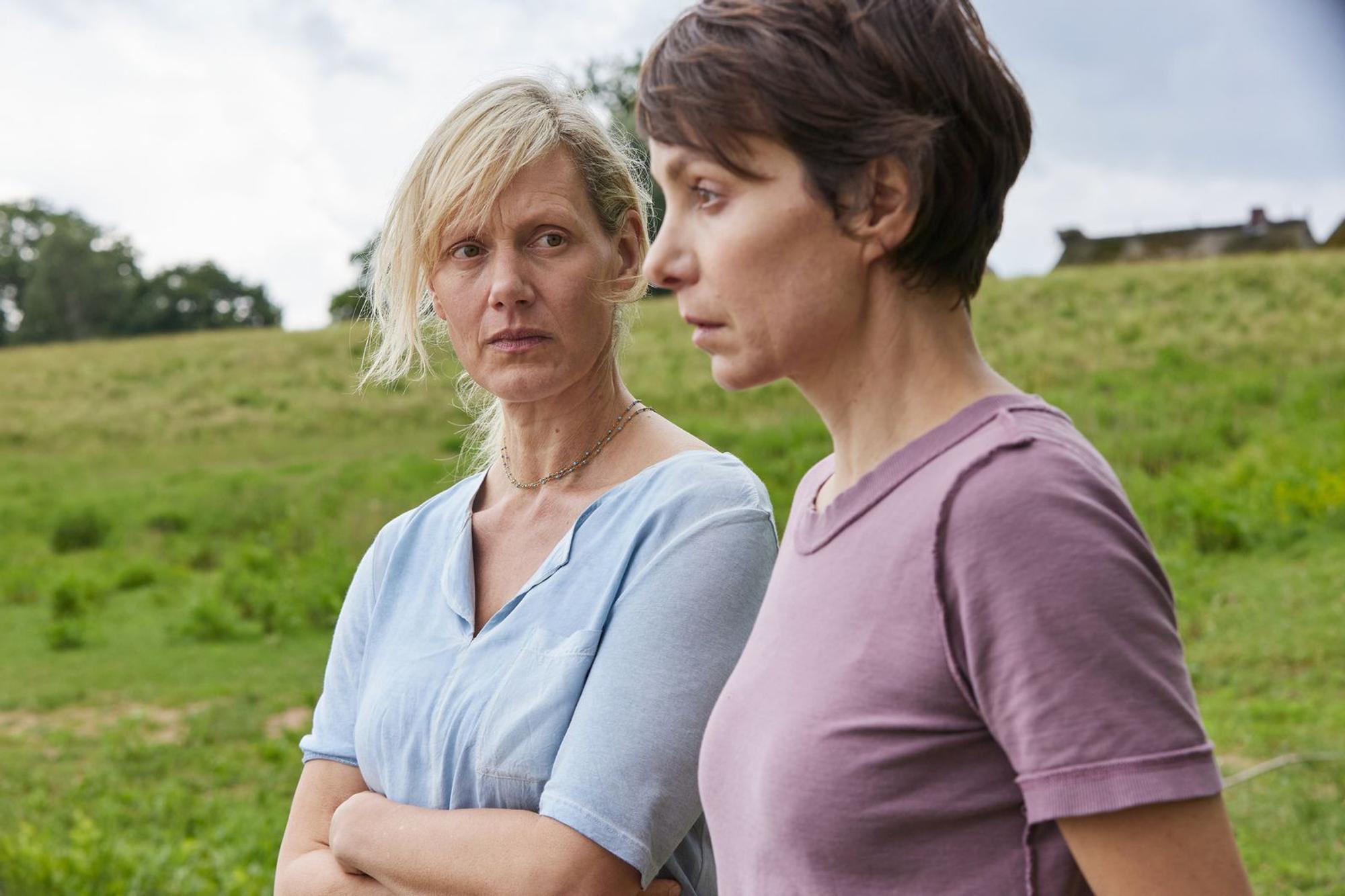 Aaron, der zwölfjährige Sohn von Sophie (Julia Koschitz, rechts), ist verschwunden. Mit ihren Männern und drei Kindern leben sie und Inga (Anna Schudt) wie eine Familie auf einem Hof im Wendland. Der ZDF-Film „Das verschwundene Kind“ entstand nach Motiven des Romans „Unter Wasser Nacht“ von Kristina Hauff. (Bild: ZDF/Andrea Kueppers)
