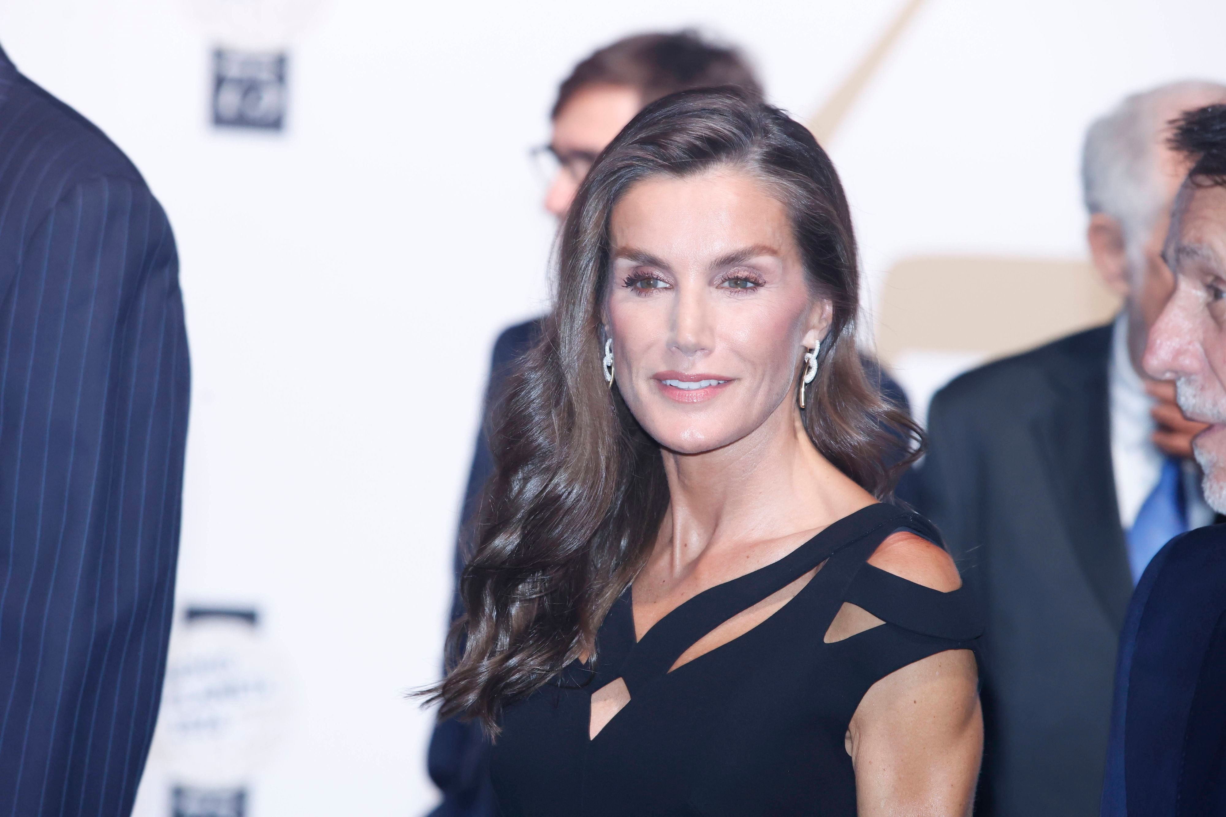 Spaniens Königin Letizia hat in Barcelona an der 75. Jubiläumsverleihung des renommierten Literaturpreises „Premio Planeta“ teilgenommen, bei der Isabel Allende für ihren Roman „La hora antes del alba“ mit der mit einer Million Euro dotierten Hauptauszeichnung geehrt wurde.