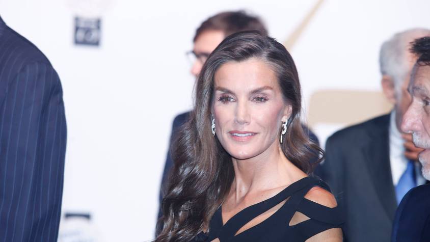 Spaniens Königin Letizia hat in Barcelona an der 75. Jubiläumsverleihung des renommierten Literaturpreises „Premio Planeta“ teilgenommen, bei der Isabel Allende für ihren Roman „La hora antes del alba“ mit der mit einer Million Euro dotierten Hauptauszeichnung geehrt wurde.