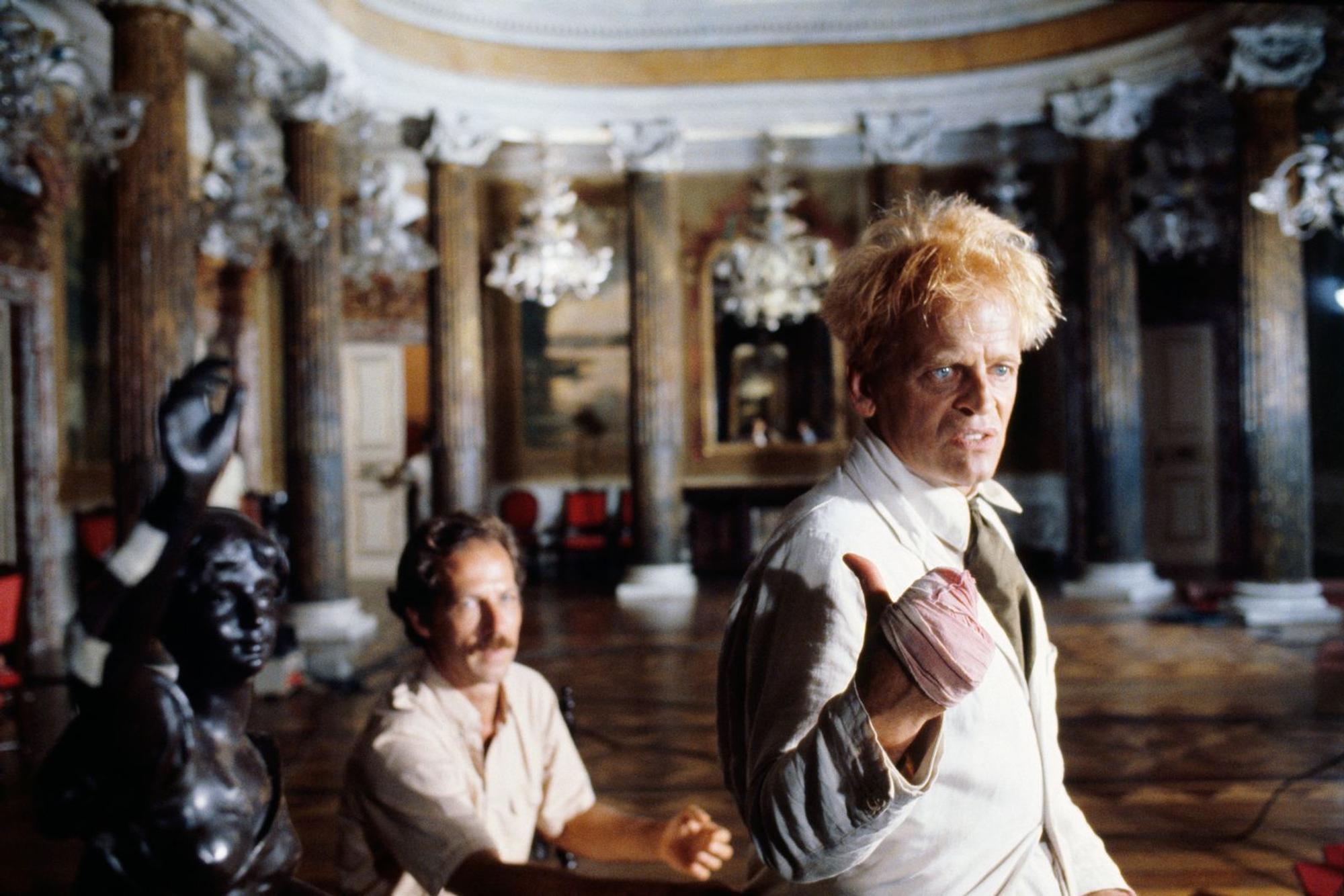 Beim Dreh von „Fitzcarraldo“: Der Regisseur Werner Herzog (links) und sein „liebster Feind“ Klaus Kinski lebten in einer gefährlichen Symbiose. (Bild: Jean-Louis Atlan/Sygma via Getty Images)
