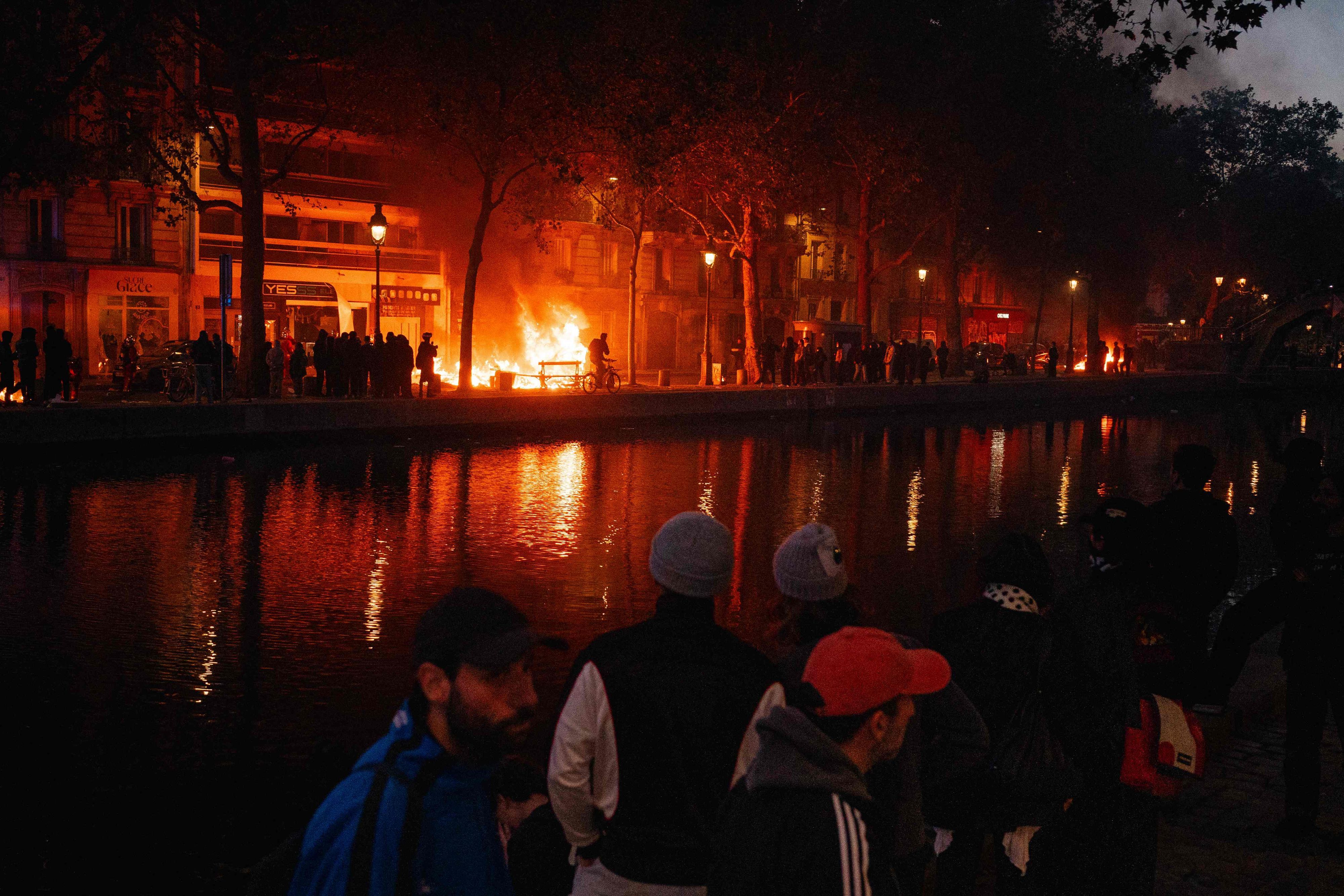 Ein Feuer lodert am Canal Saint-Martin während der Protestaktion in Paris.