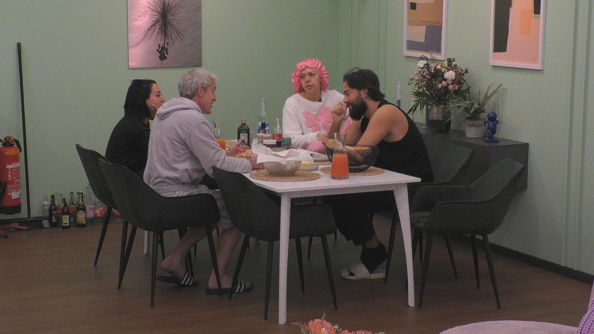 Francesca Morgese (links), Nina Bridney und Maurice Dziwak (rechts) unterstützen Gedeons Pläne. (Bild: Joyn)