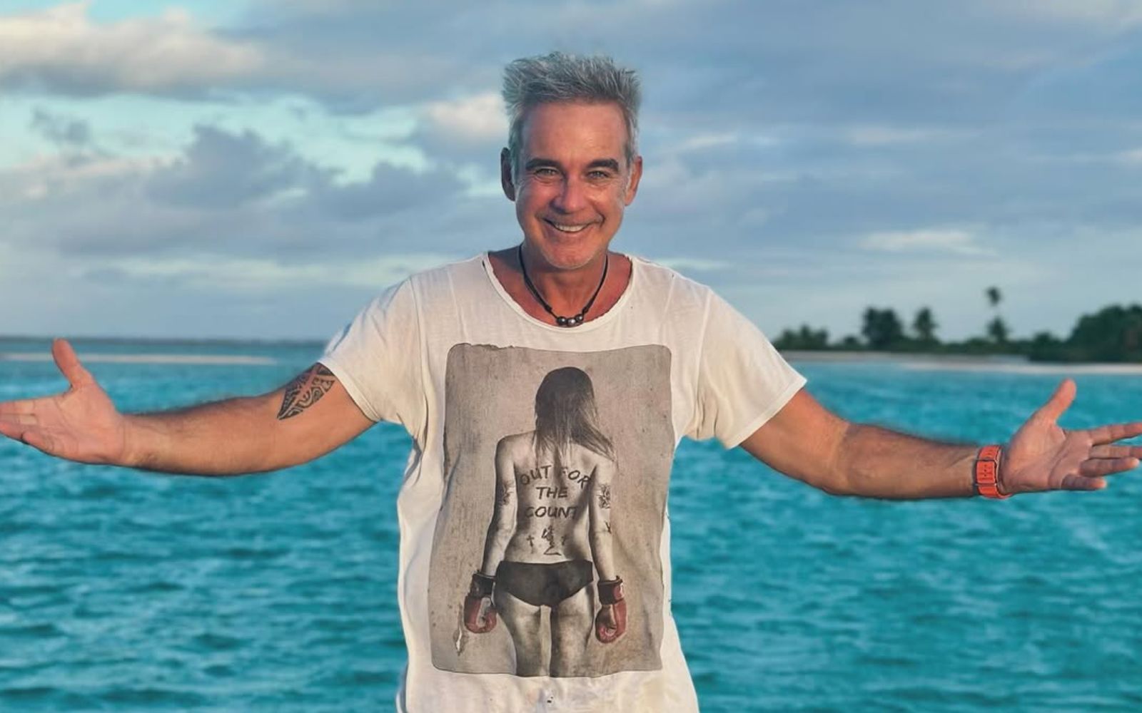 Ende der 90er-Jahre zog es Pierre Coss nach Französisch-Polynesien. Dort arbeitet er als Skipper und lebt mit seiner Familie weitgehend abseits des Showgeschäfts. (Bild: Instagram/pierrecosso)