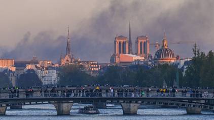 Über Paris steigt Rauch in den Himmel, im Hintergrund ist die Kathedrale Notre-Dame zu sehen.