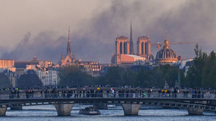 Über Paris steigt Rauch in den Himmel, im Hintergrund ist die Kathedrale Notre-Dame zu sehen.
