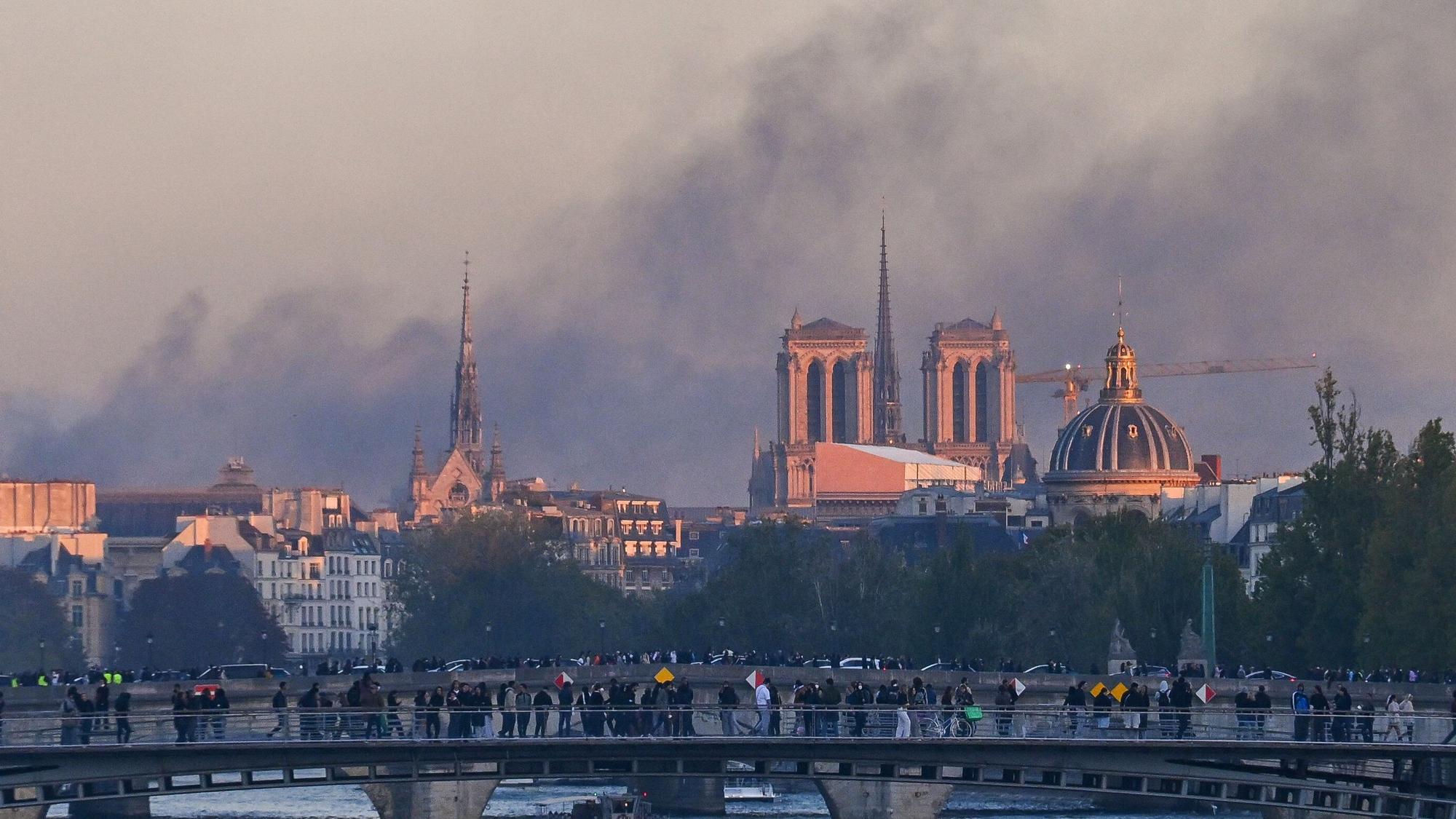 Über Paris steigt Rauch in den Himmel, im Hintergrund ist die Kathedrale Notre-Dame zu sehen.