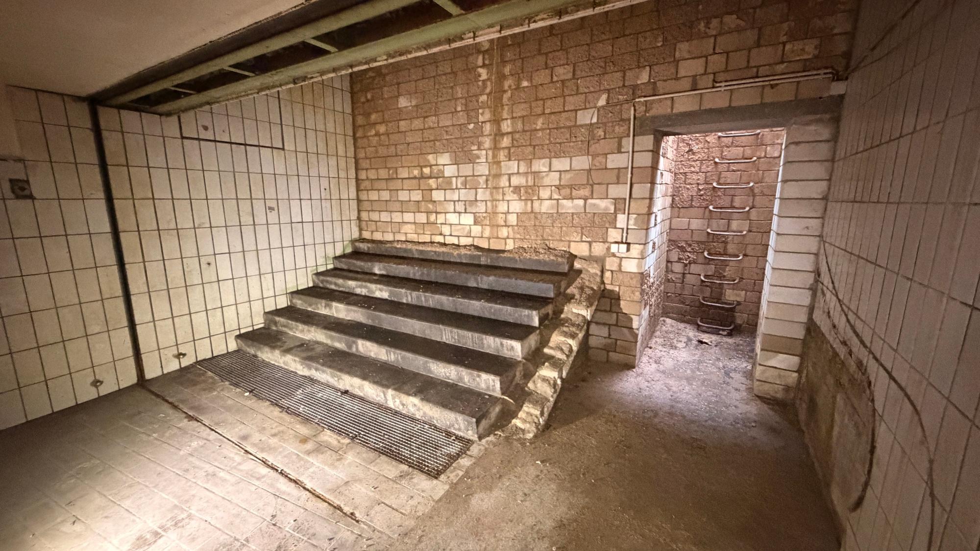 Reste der Treppe des Fußgängertunnels sind erhalten geblieben.