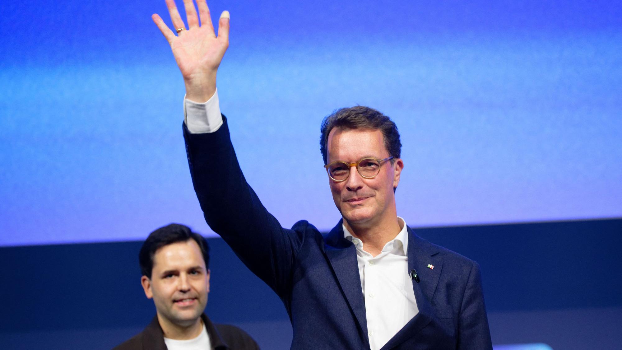 Der Ministerpräsident von Nordrhein-Westfalen, Hendrik Wüst (CDU, r) und der Bundesvorsitzende der Jungen Union, Johannes Winkel stehen beim Deutschlandtag der Jungen Union auf der Bühne.