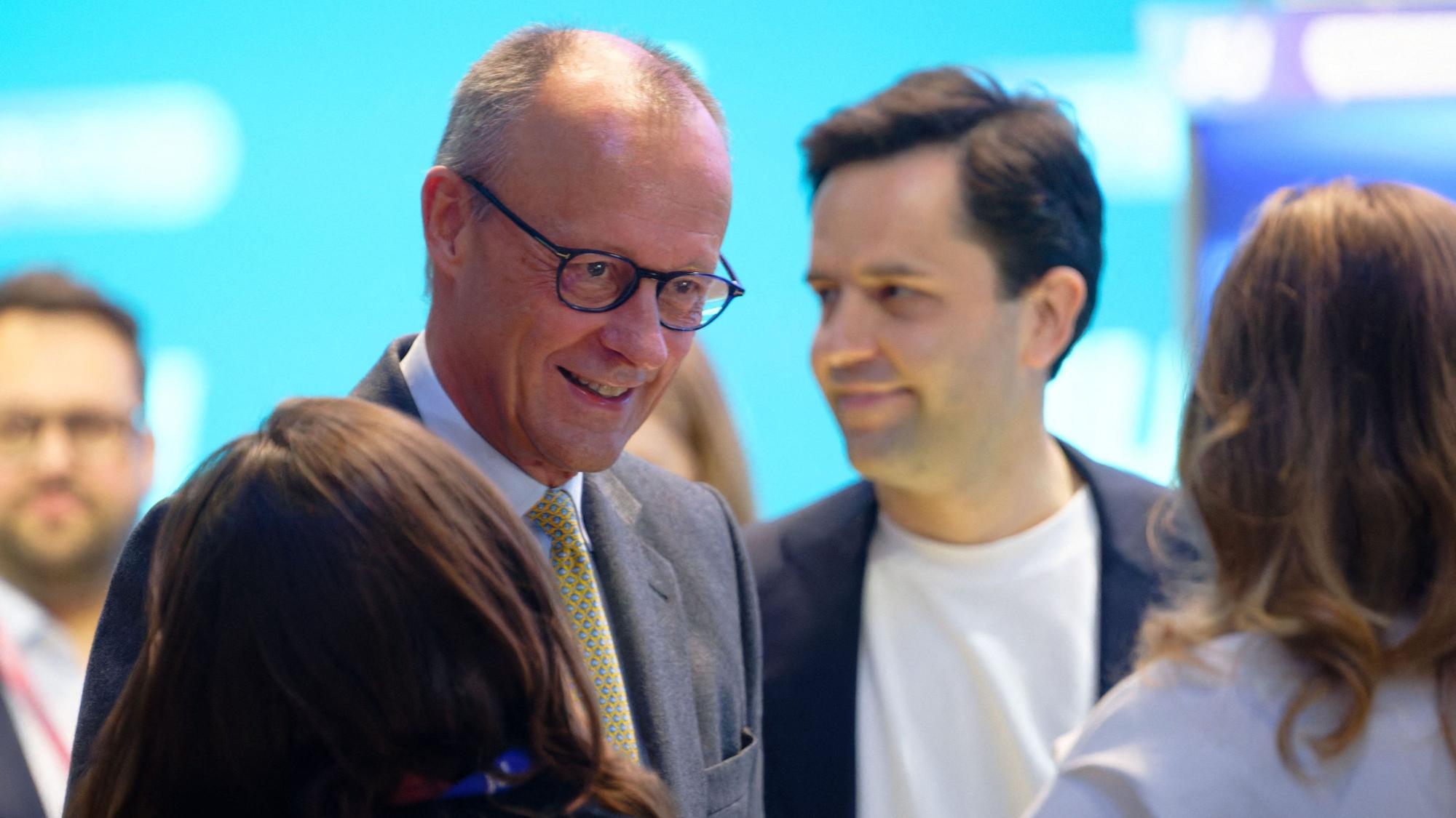 Bundeskanzler Friedrich Merz (CDU, l) und Johannes Winkel (CDU), Vorsitzender der Jungen Union, sprechen mit Teilnehmern des Deutschlandtags der Jungen Union.