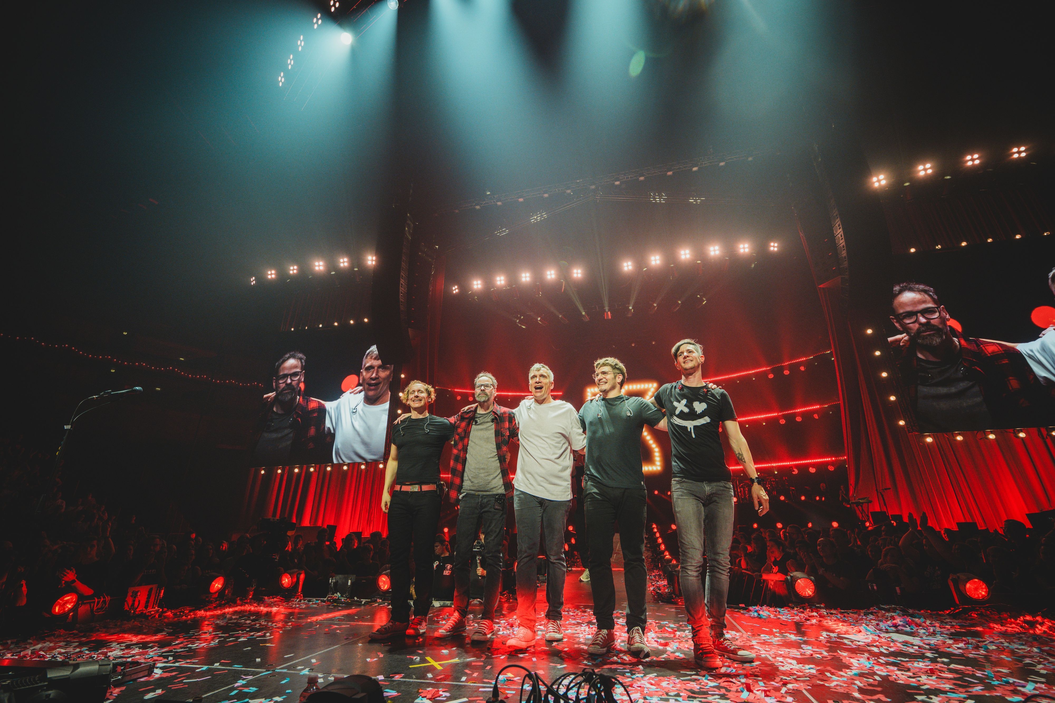 Flo Peil, Rene „Ena“ Schwiers, Basti Campmann, Nils Plum und Sebastian Wagner auf der Bühne der Lanxess-Arena.