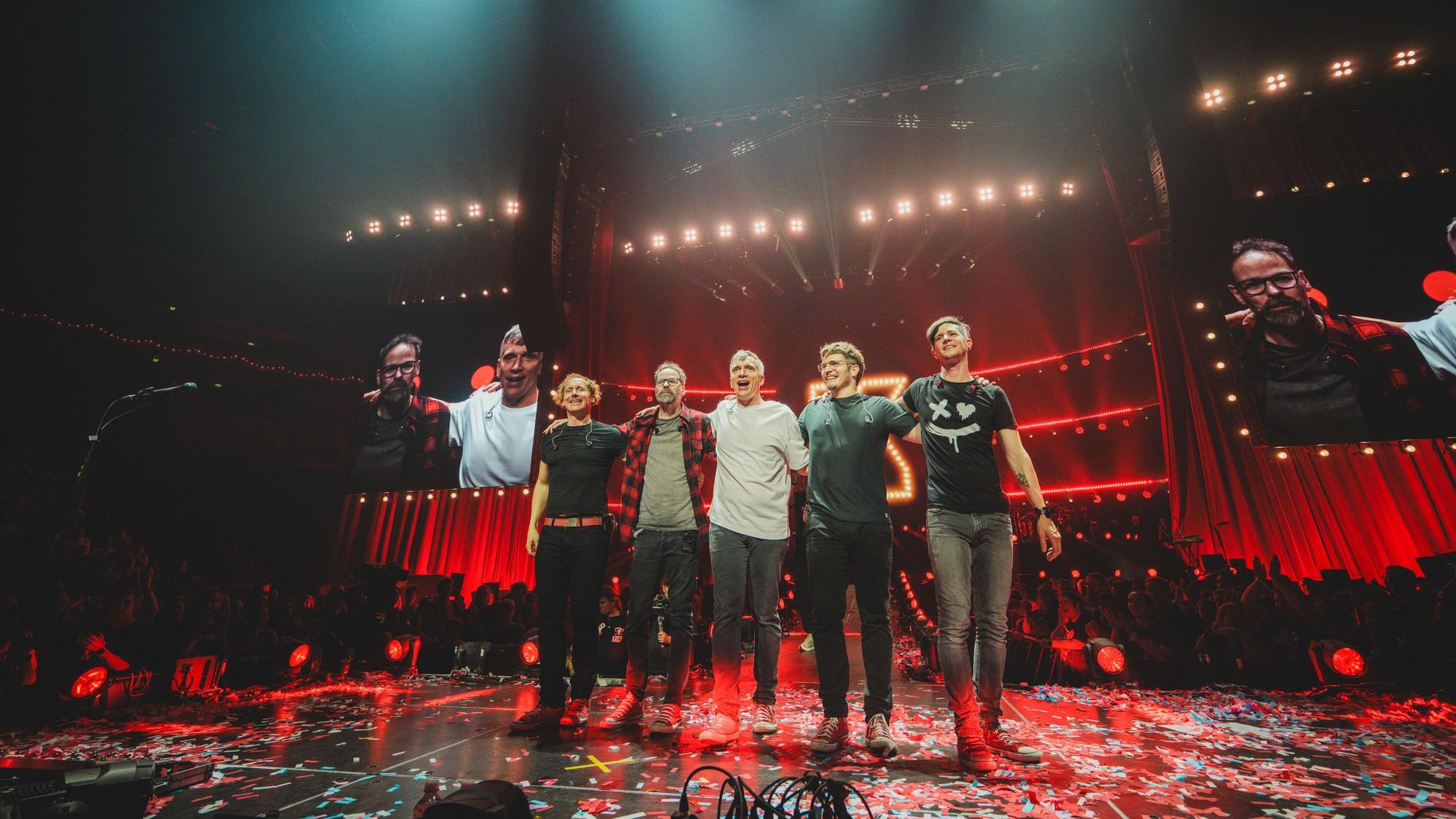 Flo Peil, Rene „Ena“ Schwiers, Basti Campmann, Nils Plum und Sebastian Wagner auf der Bühne der Lanxess-Arena.