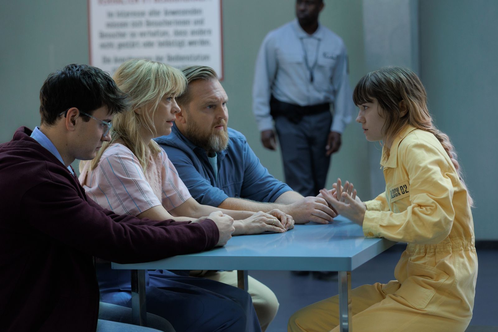 Yellow is the new black: Die Klatts (von links) Ole (Leo Simon), Carlotta (Heike Makatsch) und Dedo (Axel Stein) besuchen Schwester und Tochter Wanda (Lea Drinda) im Gefängnis. (Bild: Apple TV)