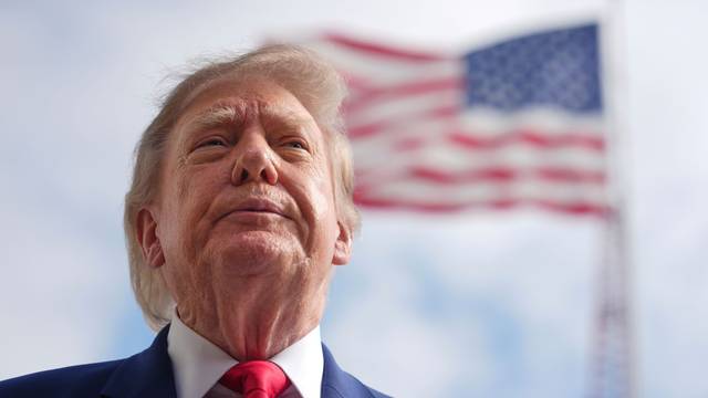 US-Präsident Trump vor der US-Flagge.