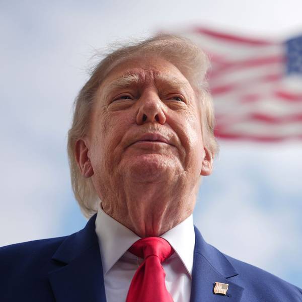 US-Präsident Trump vor der US-Flagge.