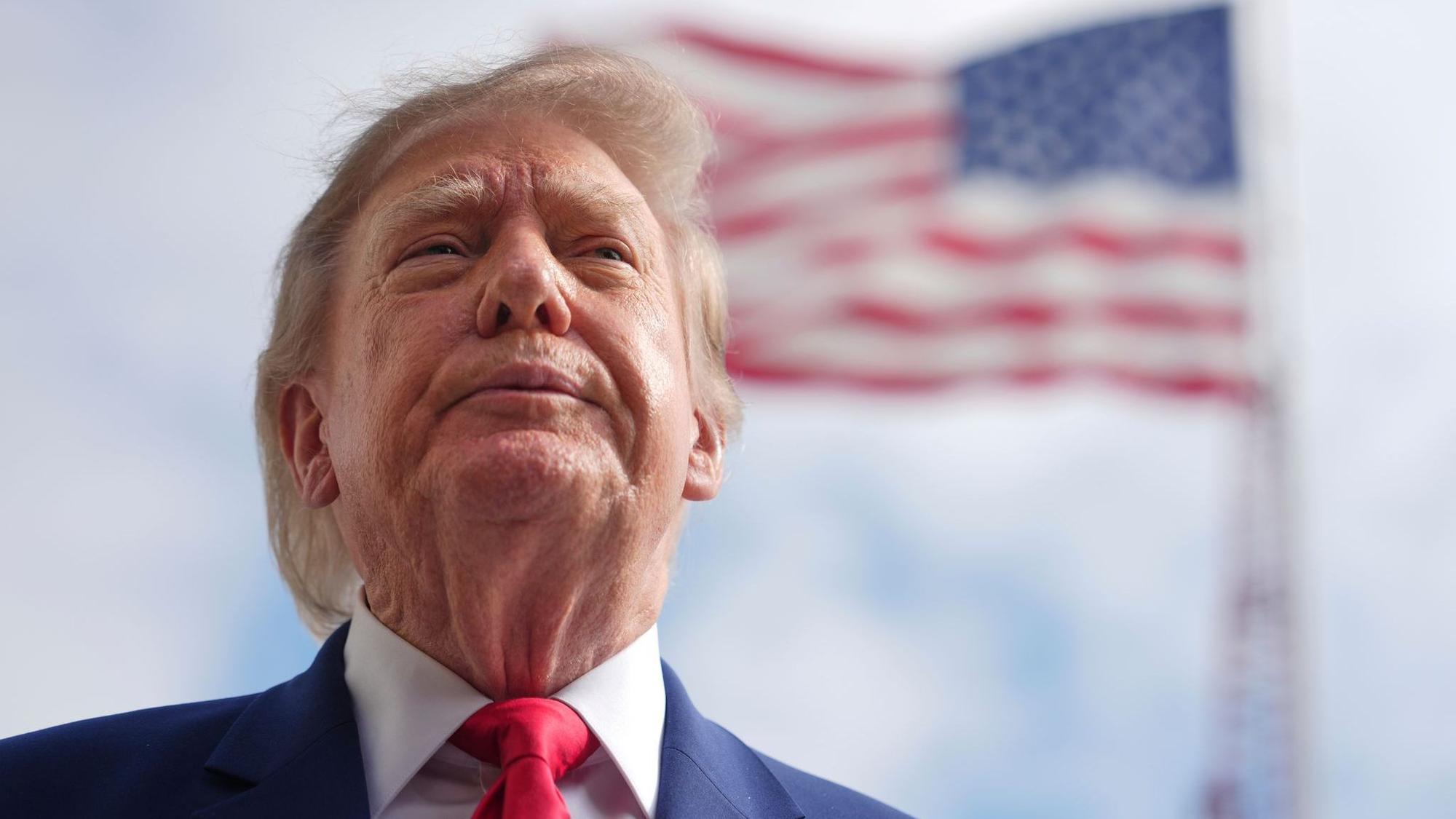 US-Präsident Trump vor der US-Flagge.