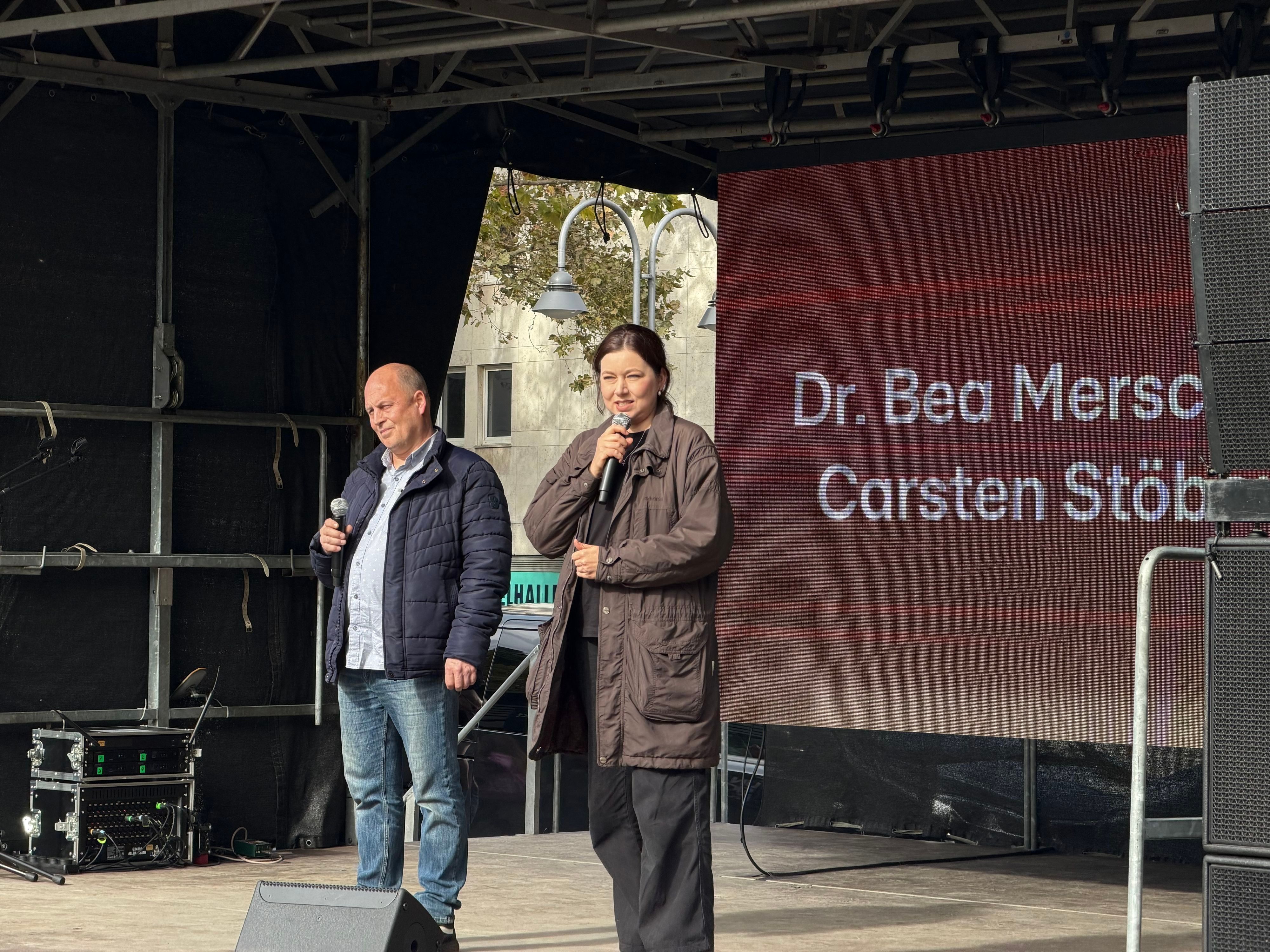 Dr. Bea Merscher und Dr. Carsten Stöber sprachen zu Beginn der Kundgebung „Es reicht! Gesundheit statt Sparwahn“ vor den versammelten Teilnehmerinnen und Teilnehmern in Köln.