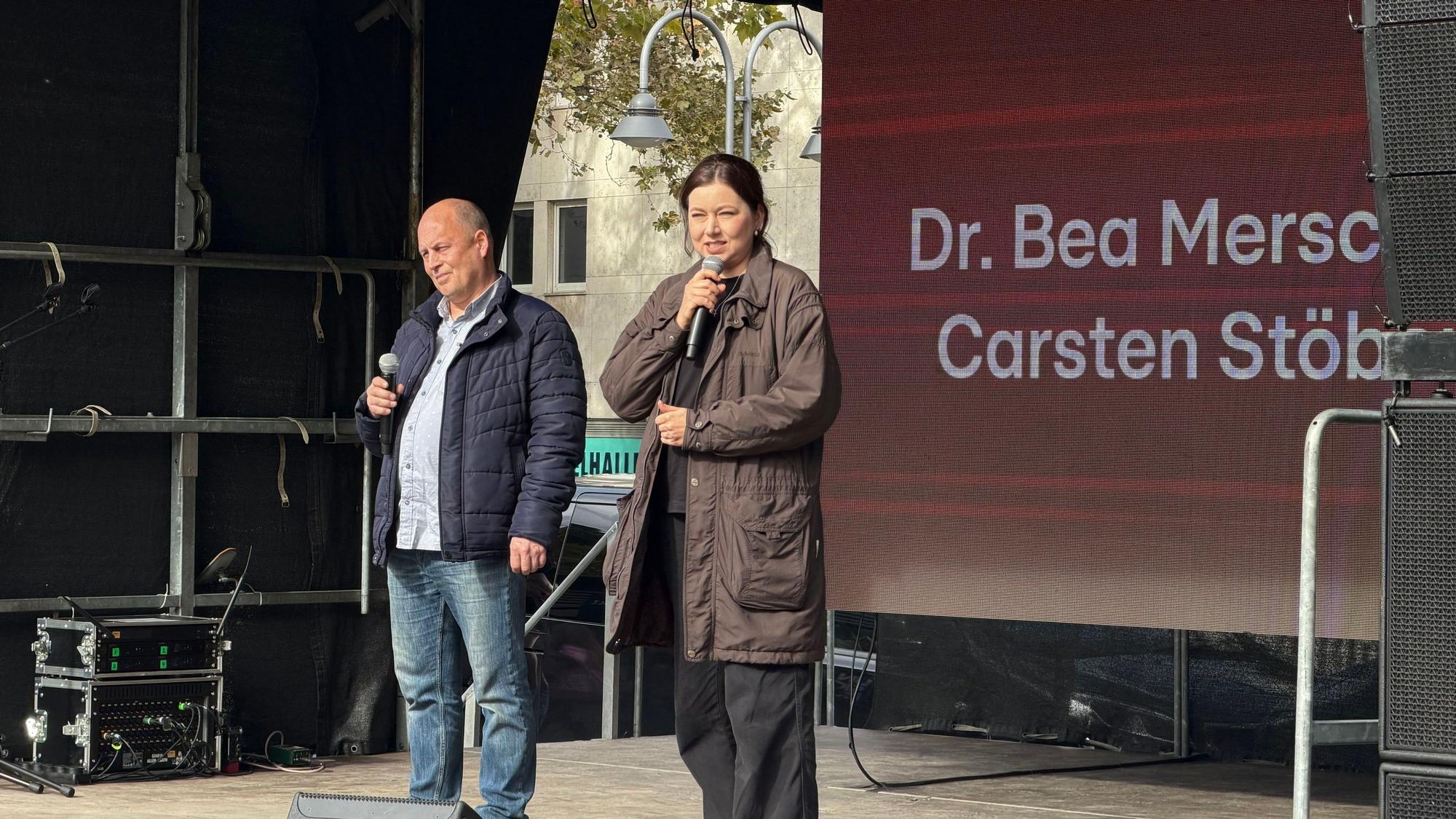 Dr. Bea Merscher und Dr. Carsten Stöber sprachen zu Beginn der Kundgebung „Es reicht! Gesundheit statt Sparwahn“ vor den versammelten Teilnehmerinnen und Teilnehmern in Köln.