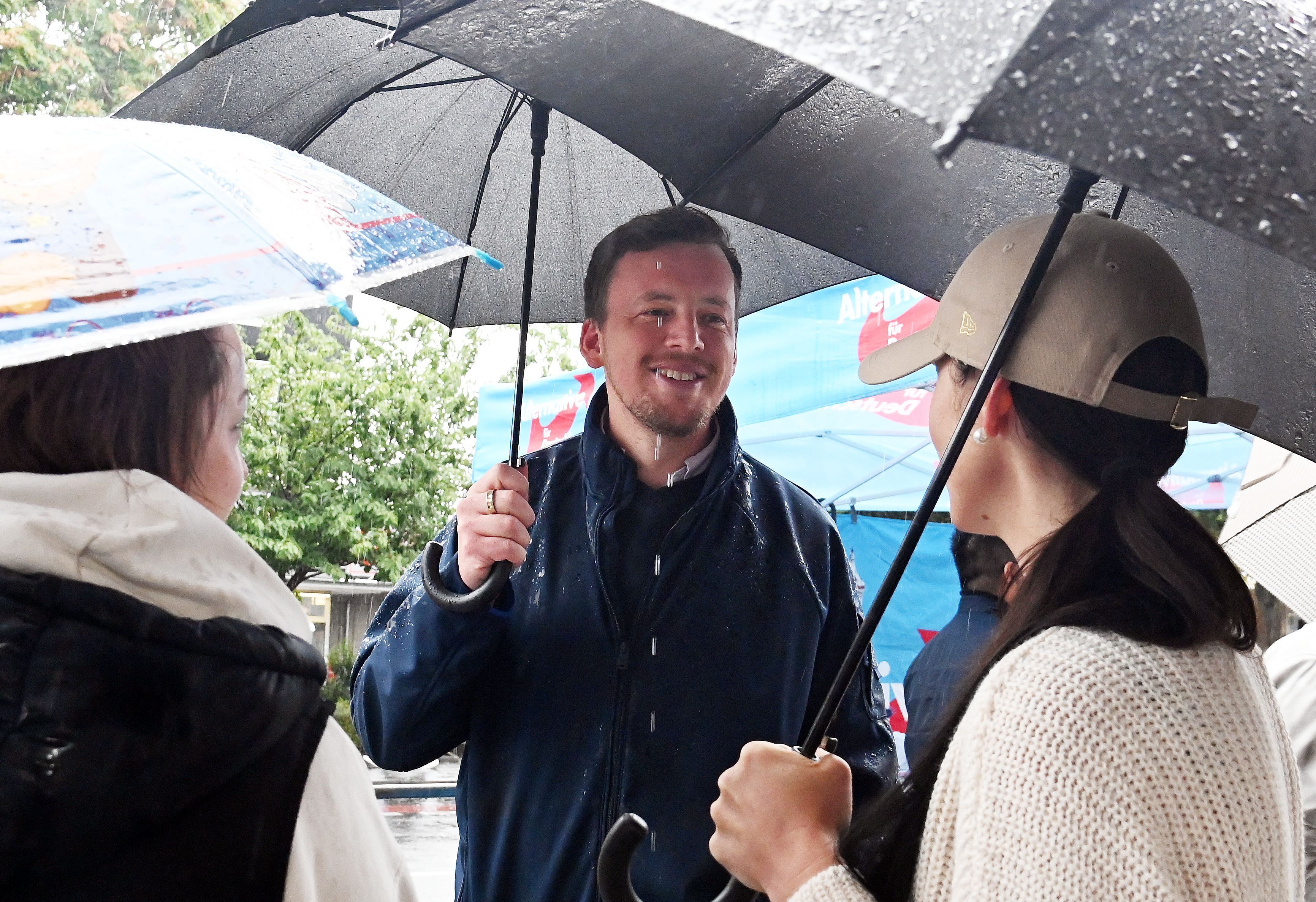 Wahlkampfstand von AfD-OB-Kandidat Matthias Büschges vorm Penny in Porz.