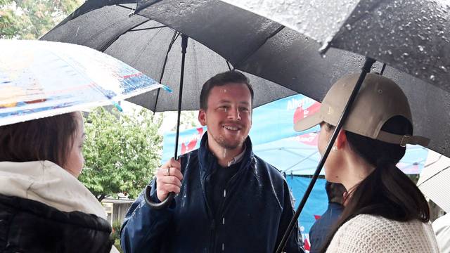 Wahlkampfstand von AfD-OB-Kandidat Matthias Büschges vorm Penny in Porz.