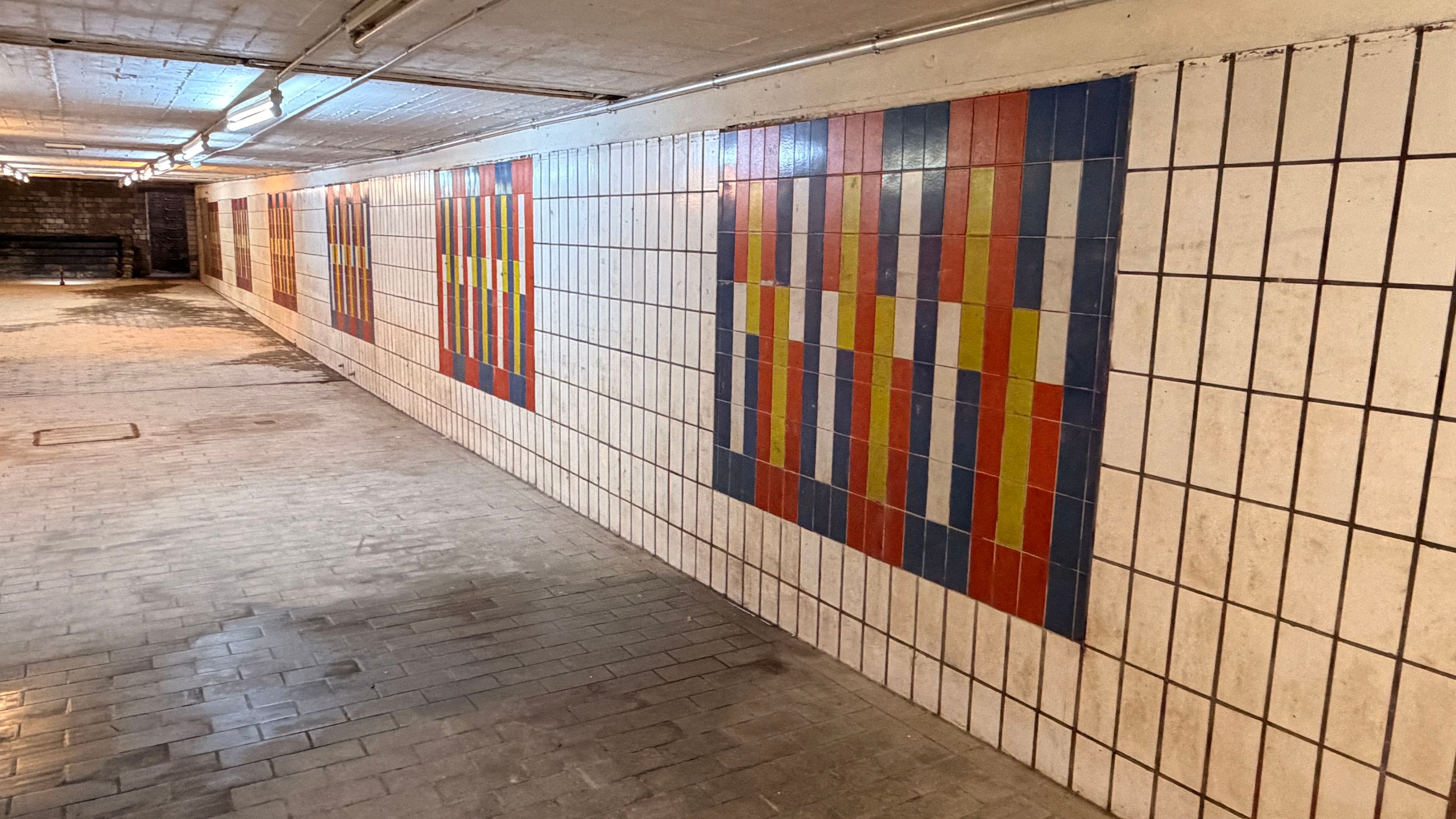 Die bunten Kacheln an den Wänden sind gut erhalten.