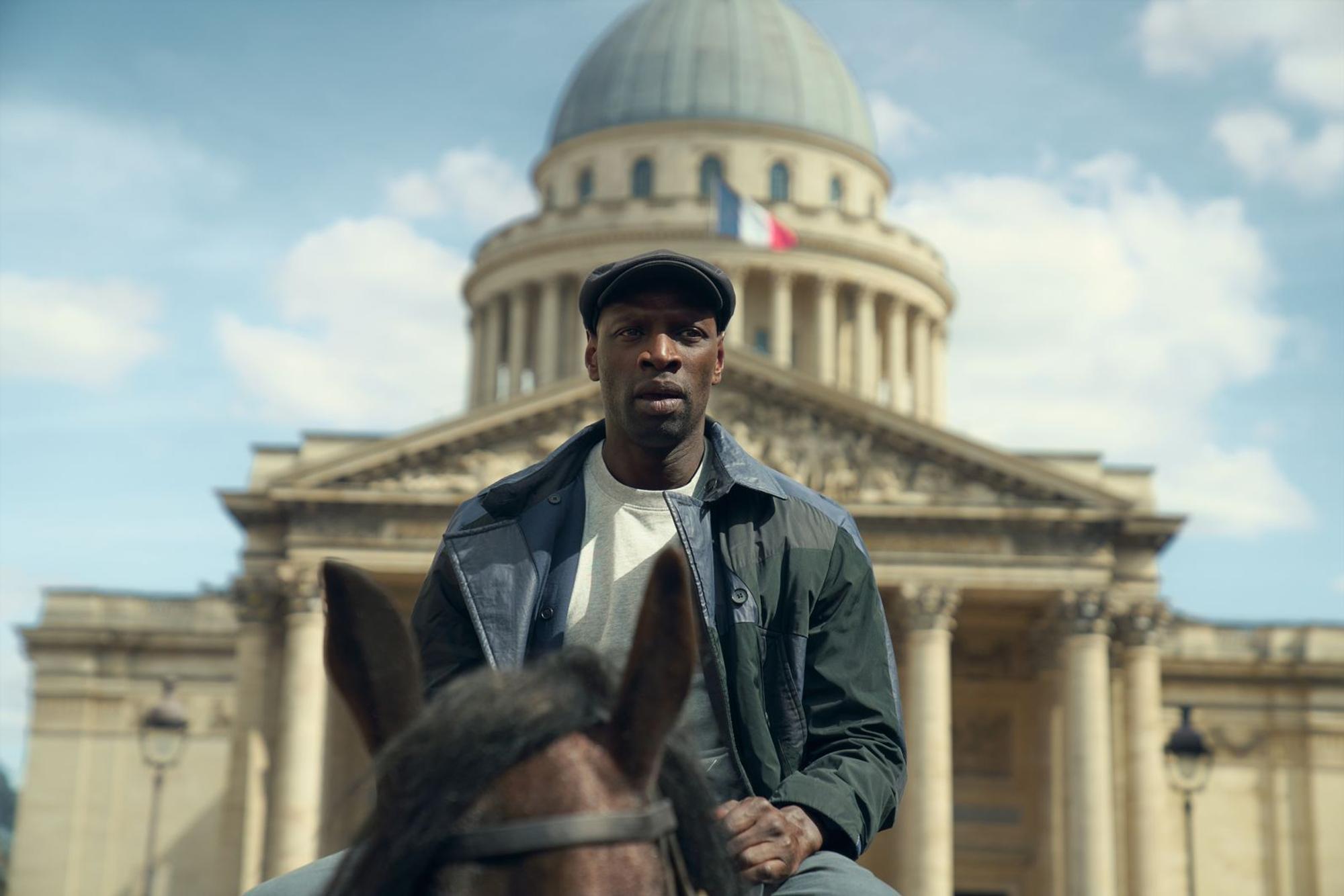 Meisterdieb Assane (Omar Sy) findet immer neue Mittel, um Polizei und Publikum zu überraschen. (Bild: Emmanuel Guimier/Netflix)