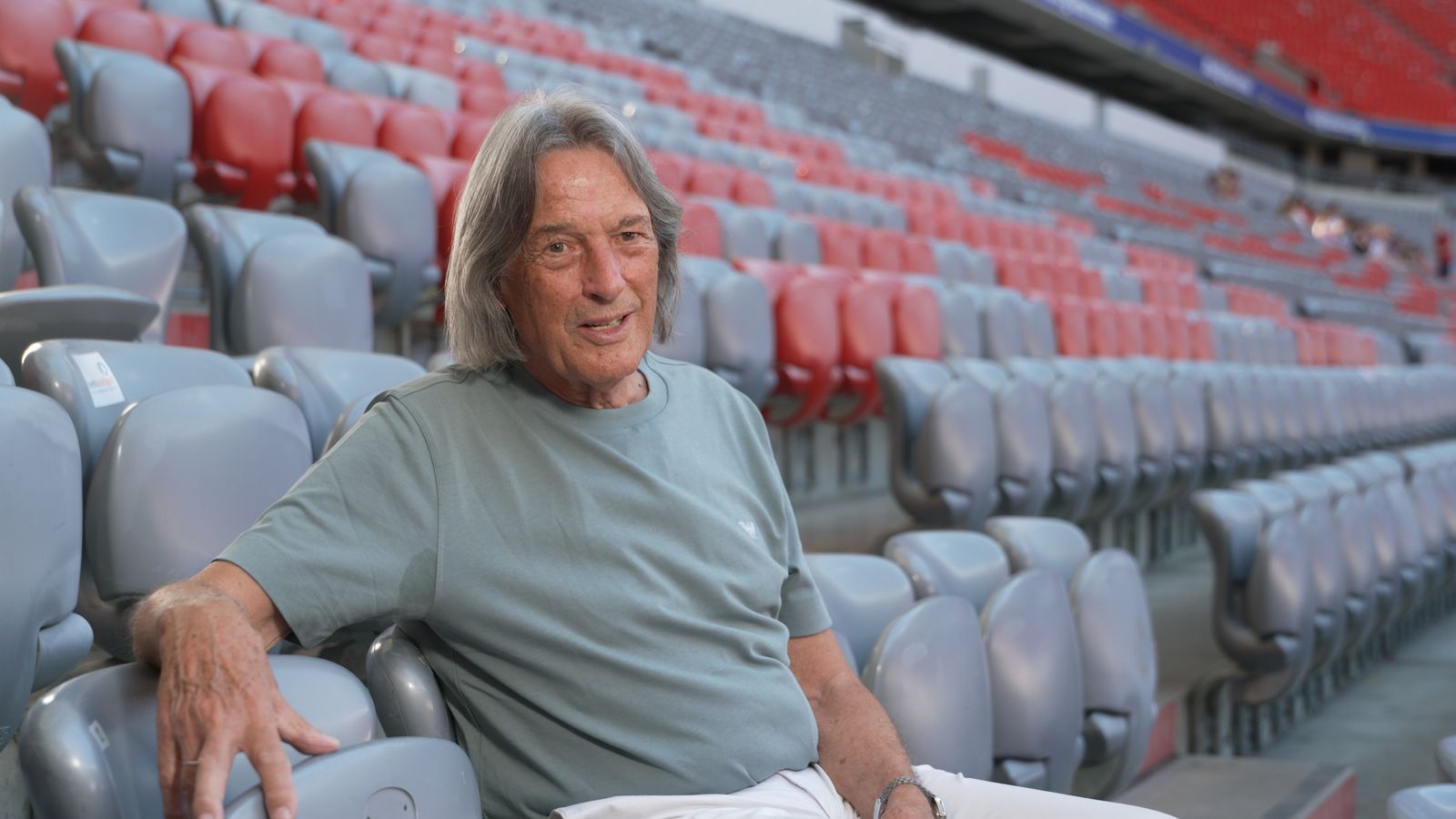 Dr. Hans-Wilhelm Müller-Wohlfahrt hatte in seinem Leben schon viele Prominente auf seiner Behandlungsliege. Nun wird der Sportmediziner von WOW porträtiert.  (Bild: Sky / Kimmig Entertainment GmbH)