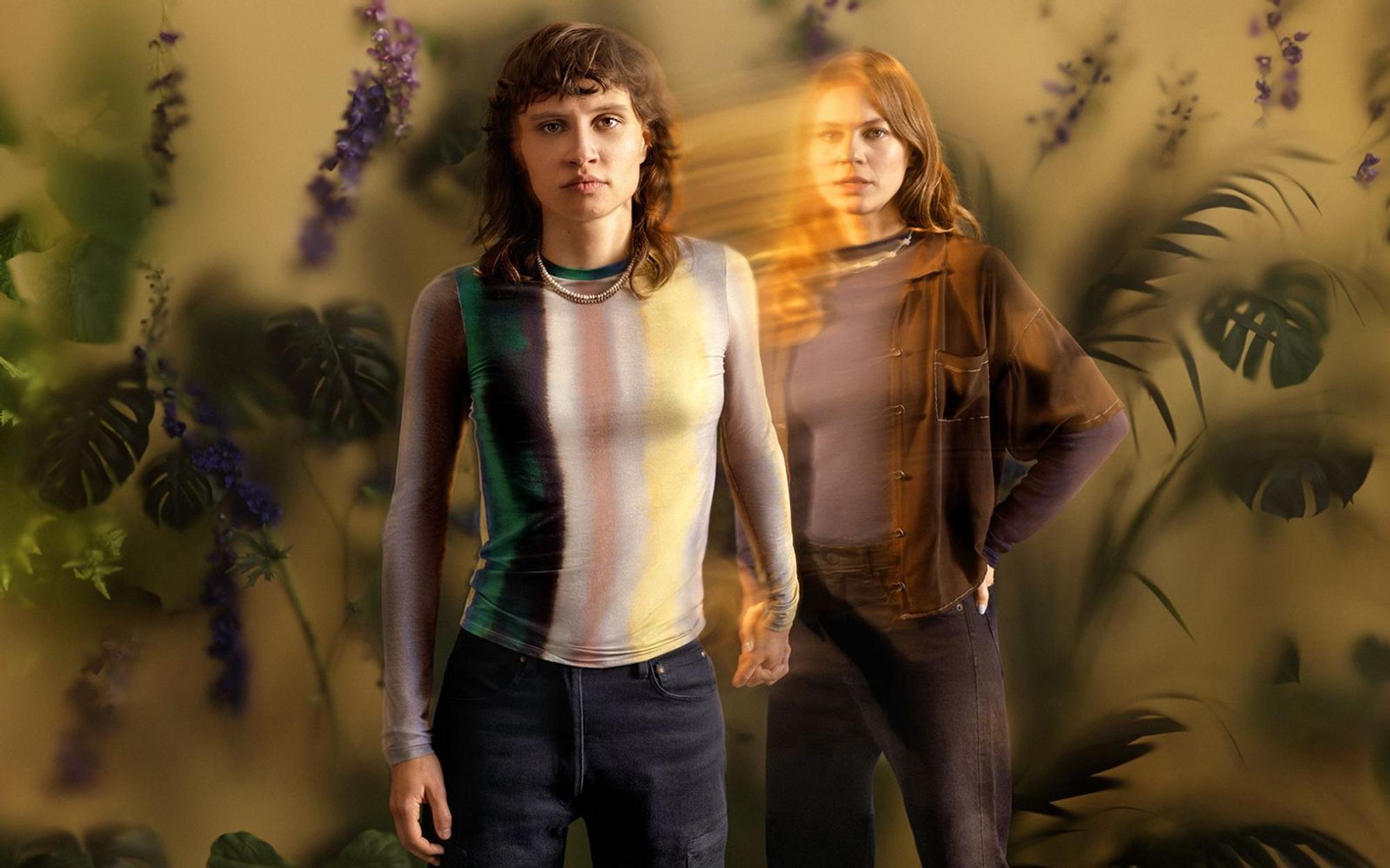 Emilia (Luna Jordan, links) würde in der Serie „Wake up“ alles dafür tun, um ihre ältere Schwester Clara (Alicia von Rittberg) aus dem Koma zurück ins Leben zu holen. (Bild: ZDF und Janine Sametzky /Serviceplan)
