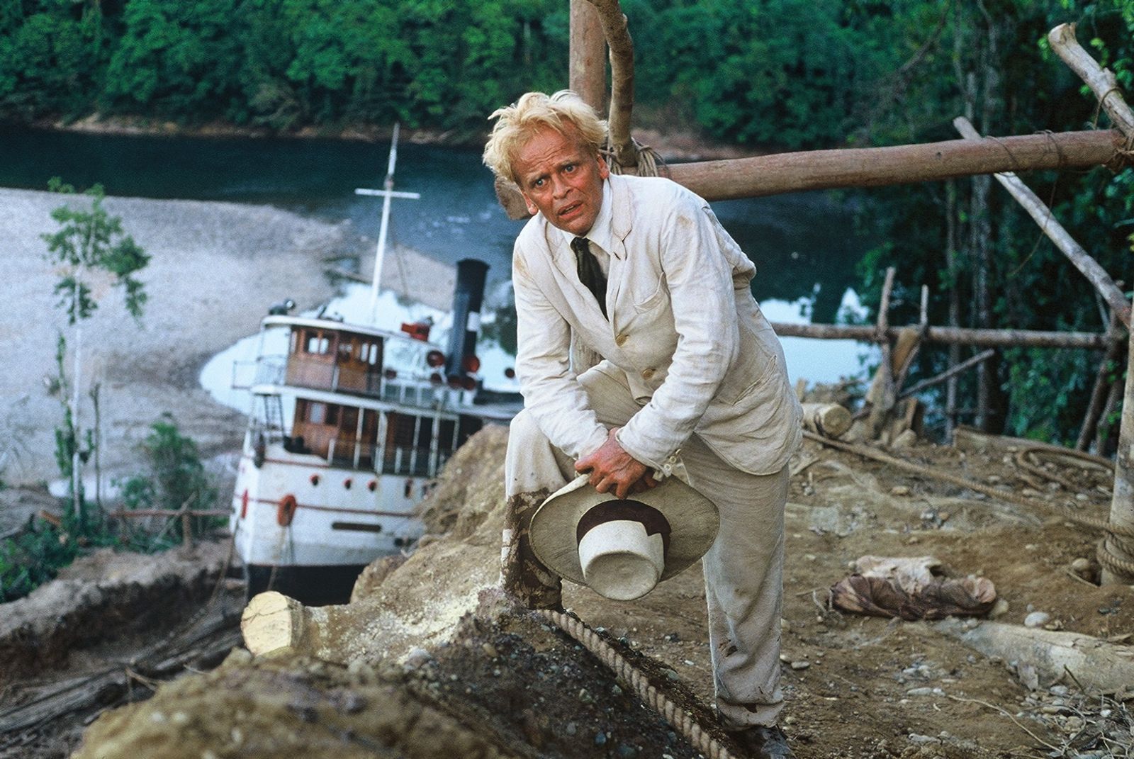 Szene aus „Fitzcarraldo“: Fitzcarraldo (Klaus Kinski) wird nicht eher ruhen, bis der Urwald eine Oper hat. (Bild: Studiocanal)