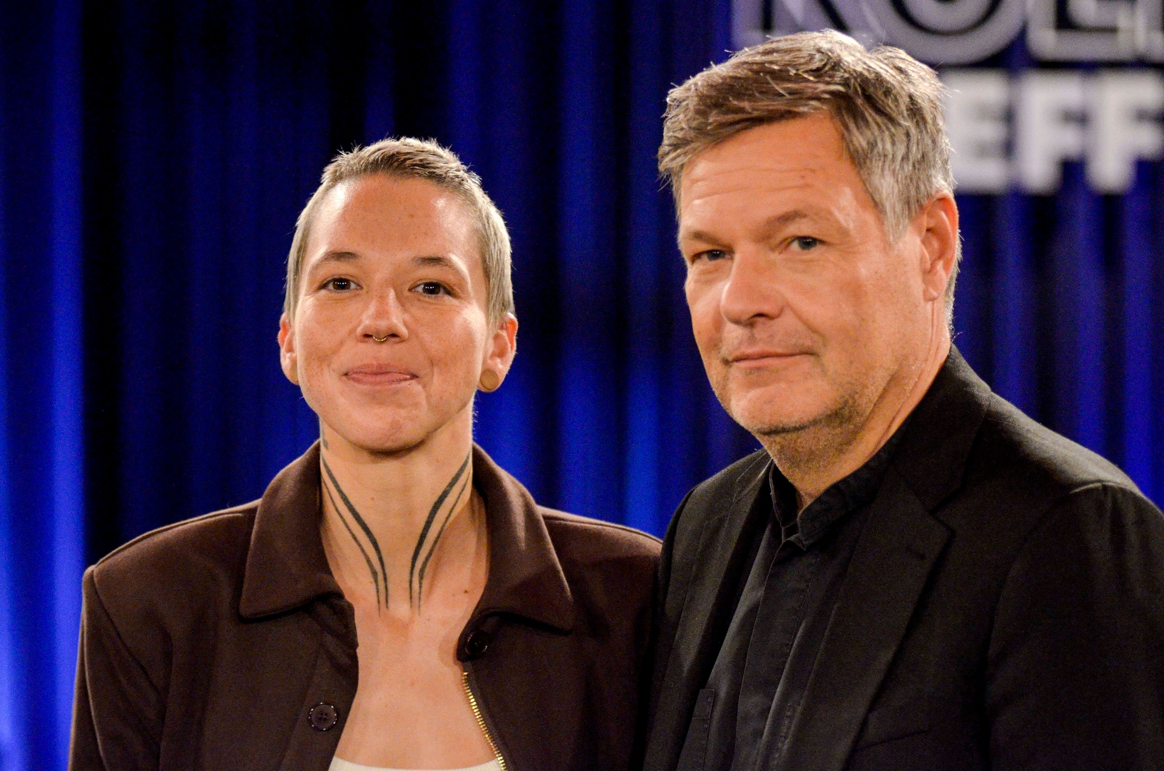 Robert Habeck war im „Kölner Treff“ unter anderem neben Sängerin Stefanie Heinzmann zu Gast.