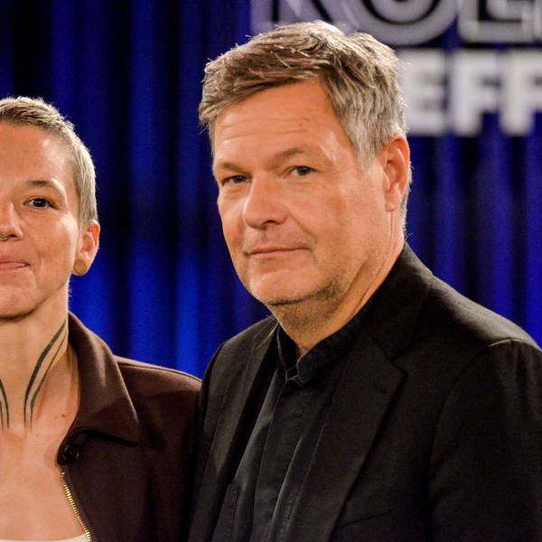 Robert Habeck war im „Kölner Treff“ unter anderem neben Sängerin Stefanie Heinzmann zu Gast.