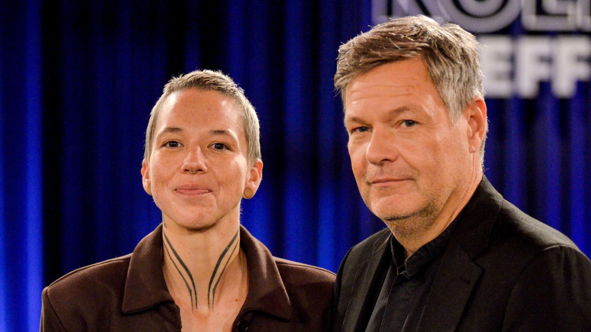 Robert Habeck war im „Kölner Treff“ unter anderem neben Sängerin Stefanie Heinzmann zu Gast.