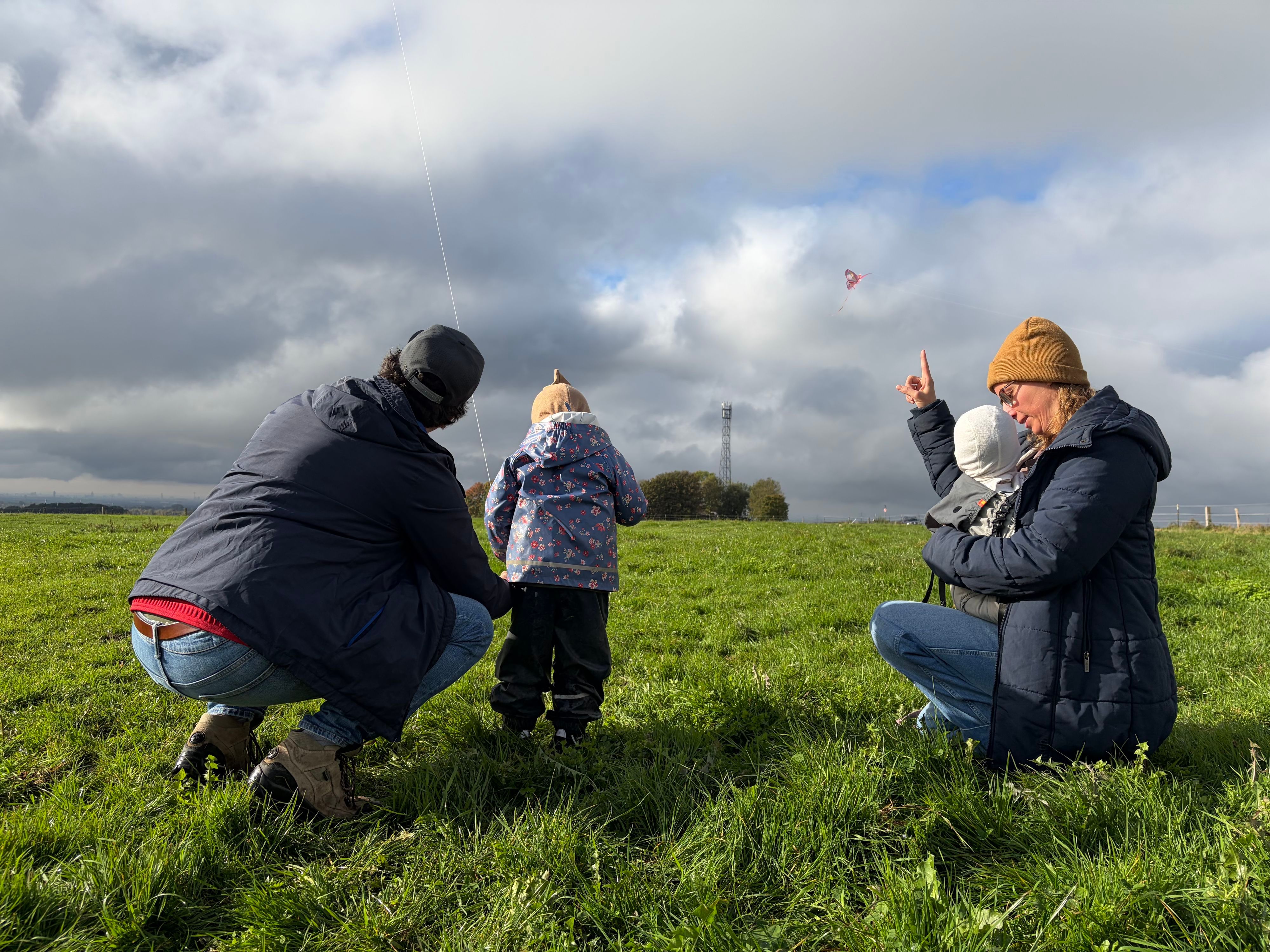 Tobias und Farina Rohde kamen mit ihren Kindern Bruno (3) und Fee (1) aus Solingen zum Drachenfliegen.