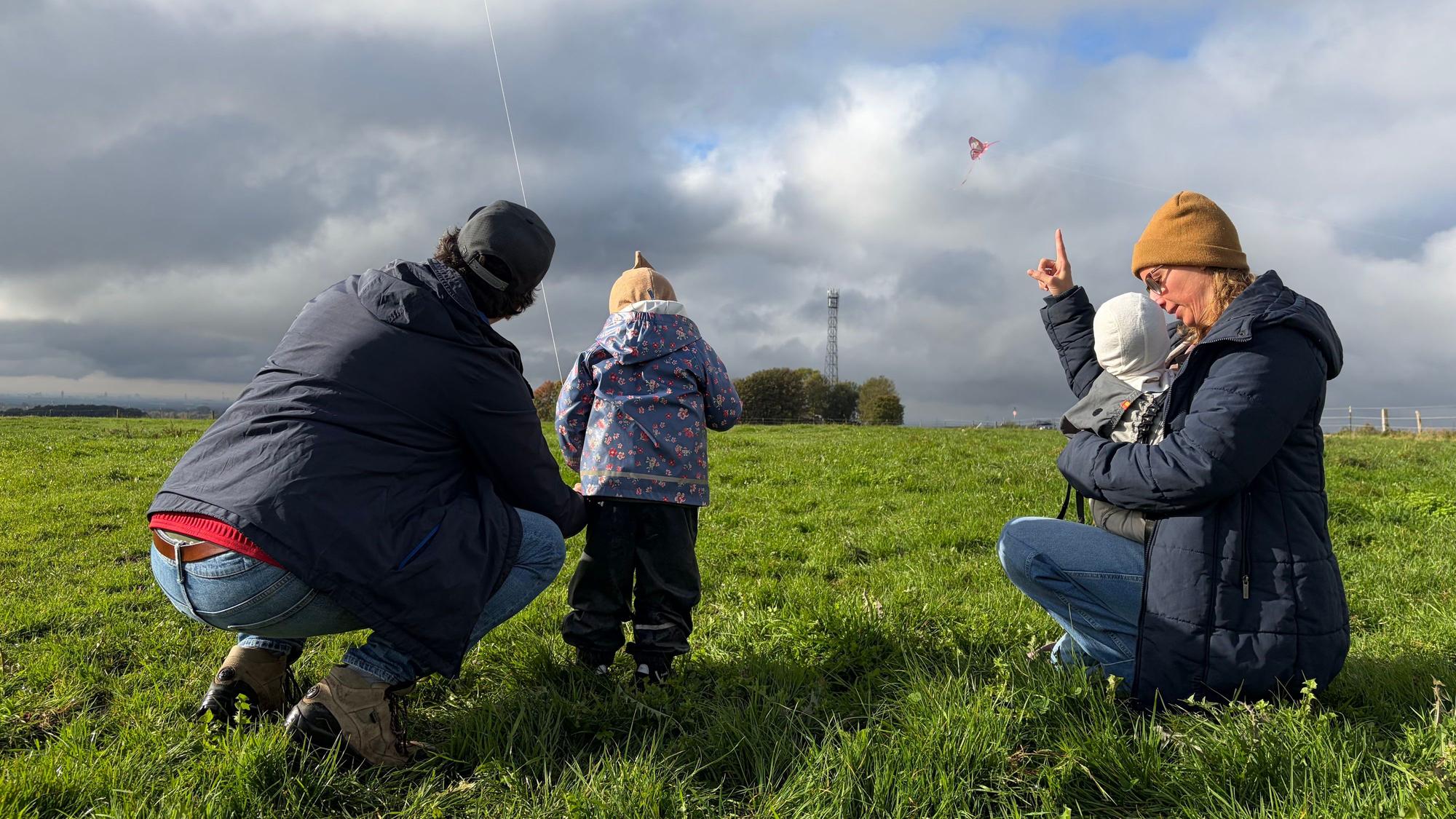 Tobias und Farina Rohde kamen mit ihren Kindern Bruno (3) und Fee (1) aus Solingen zum Drachenfliegen.