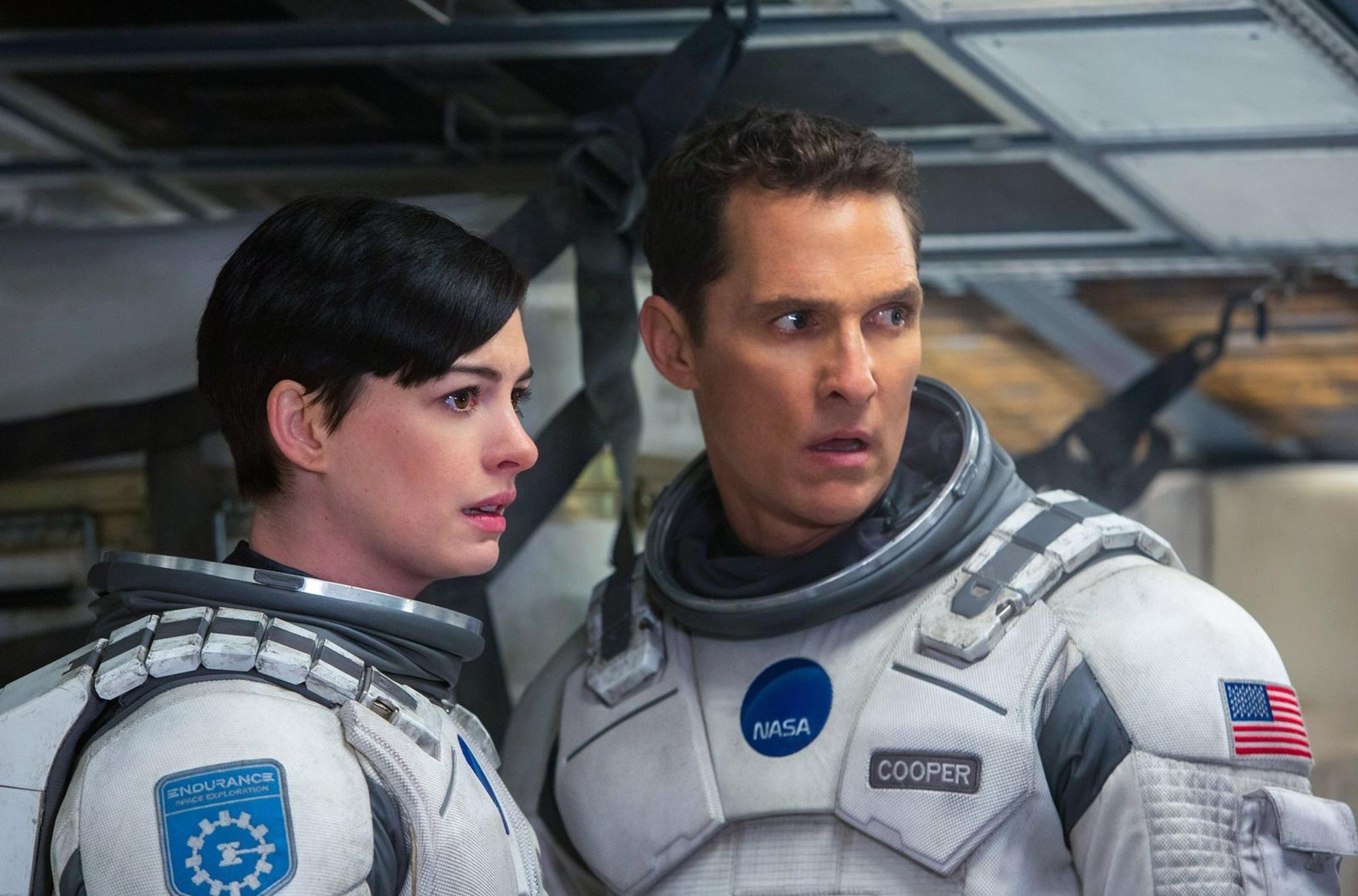 Auf den Schultern des Piloten Cooper (Matthew McConaughey) und der Wissenschaftlerin Amelia (Anne Hathaway) lastet eine große Verantwortung. (Bild: © 2014 Warner Bros./Paramount Pictures/Alle Rechte vorbehalten )