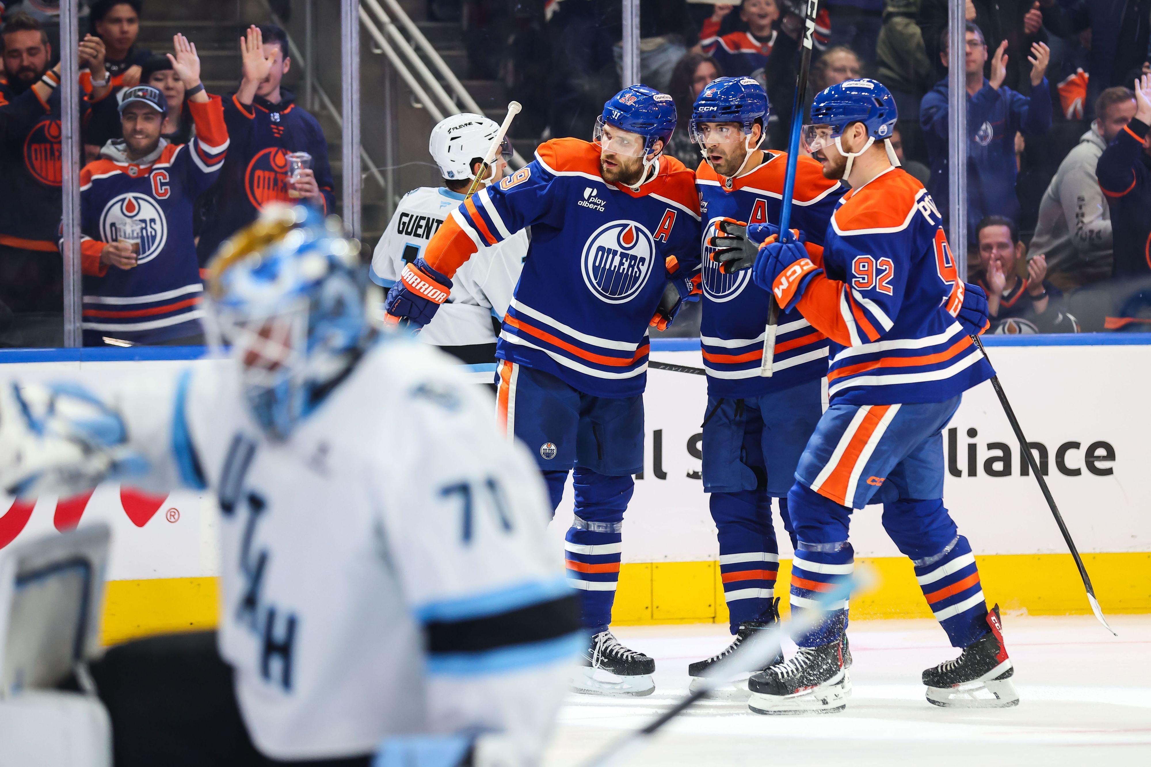 Leon Draisaitl (29), Evan Bouchard (2) und Vasily Podkolzin (92) von den Edmonton Oilers.