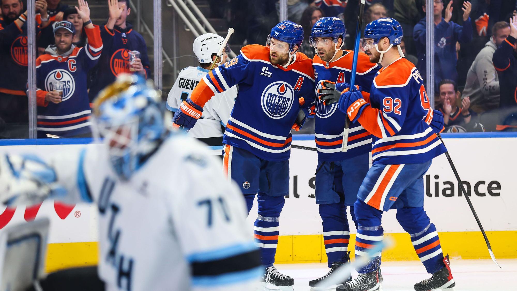 Leon Draisaitl (29), Evan Bouchard (2) und Vasily Podkolzin (92) von den Edmonton Oilers.