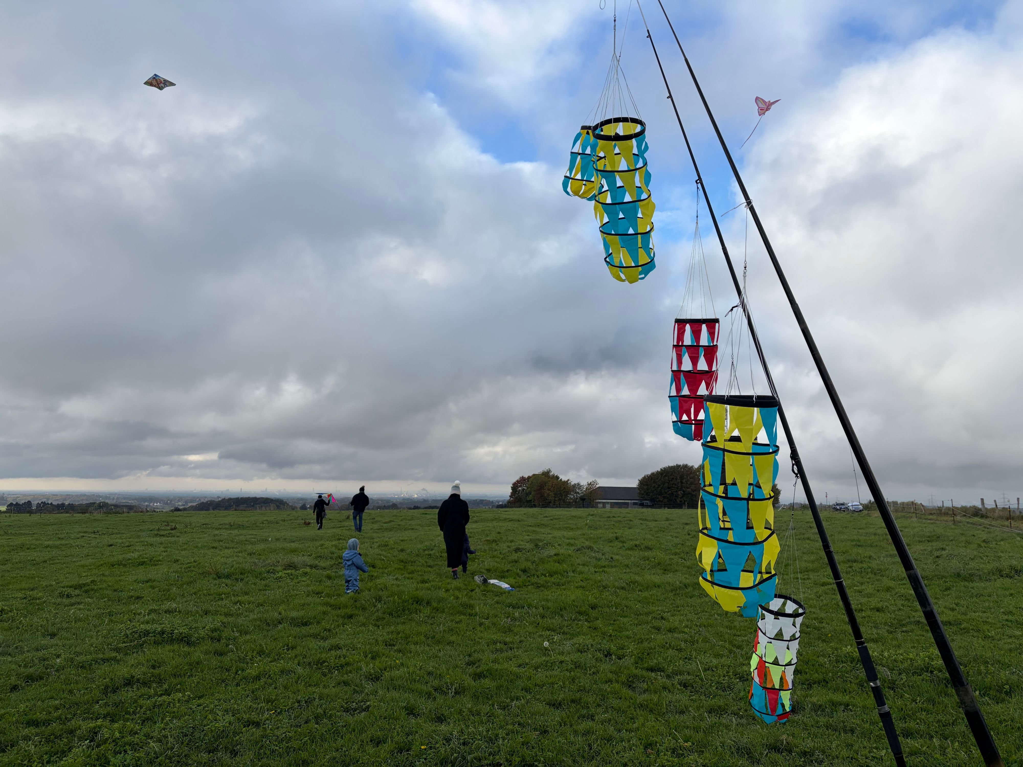 Anfangs war es noch etwas windstill, da flogen noch wenige Drachen über dem Feld am Bechhauser Weg.