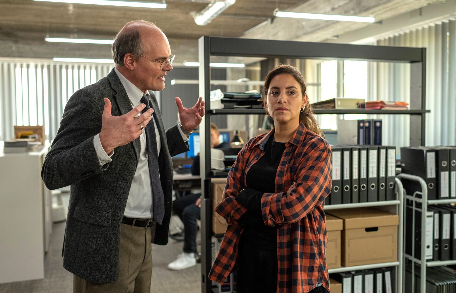 Mila Sahin (Almila Bagriacik) und ihr Chef Iwersen (Yorck Dippe) kommen mit der Art des Gegenübers nur schwer klar. (Bild: NDR/Thorsten Jander)