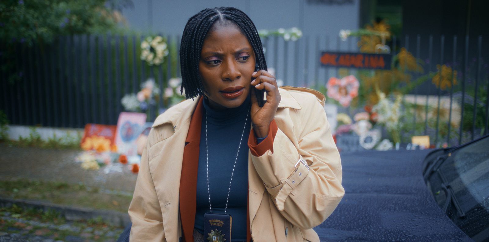 Nikeata Thompson ist auch in Staffel zwei als Kommissarin Rauch dabei. Allerdings wurde die Ermittlerin nach den Ereignissen in Staffel eins von Wandas Fall abgezogen. Dennoch forscht sie hinter dem Rücken ihres Kollegen heimlich nach. (Bild: Apple TV)