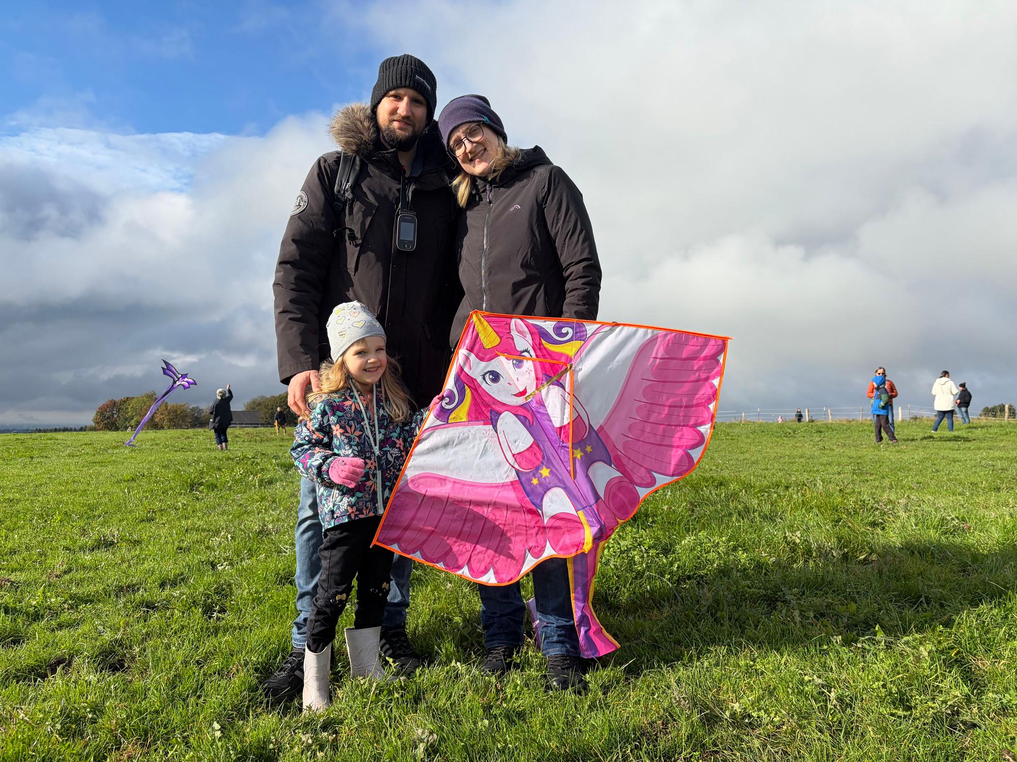 Richard und Sabine Neugebauer sind mit ihrer Tochter Mia (4) das erste Mal auf den Drachenflugfest.